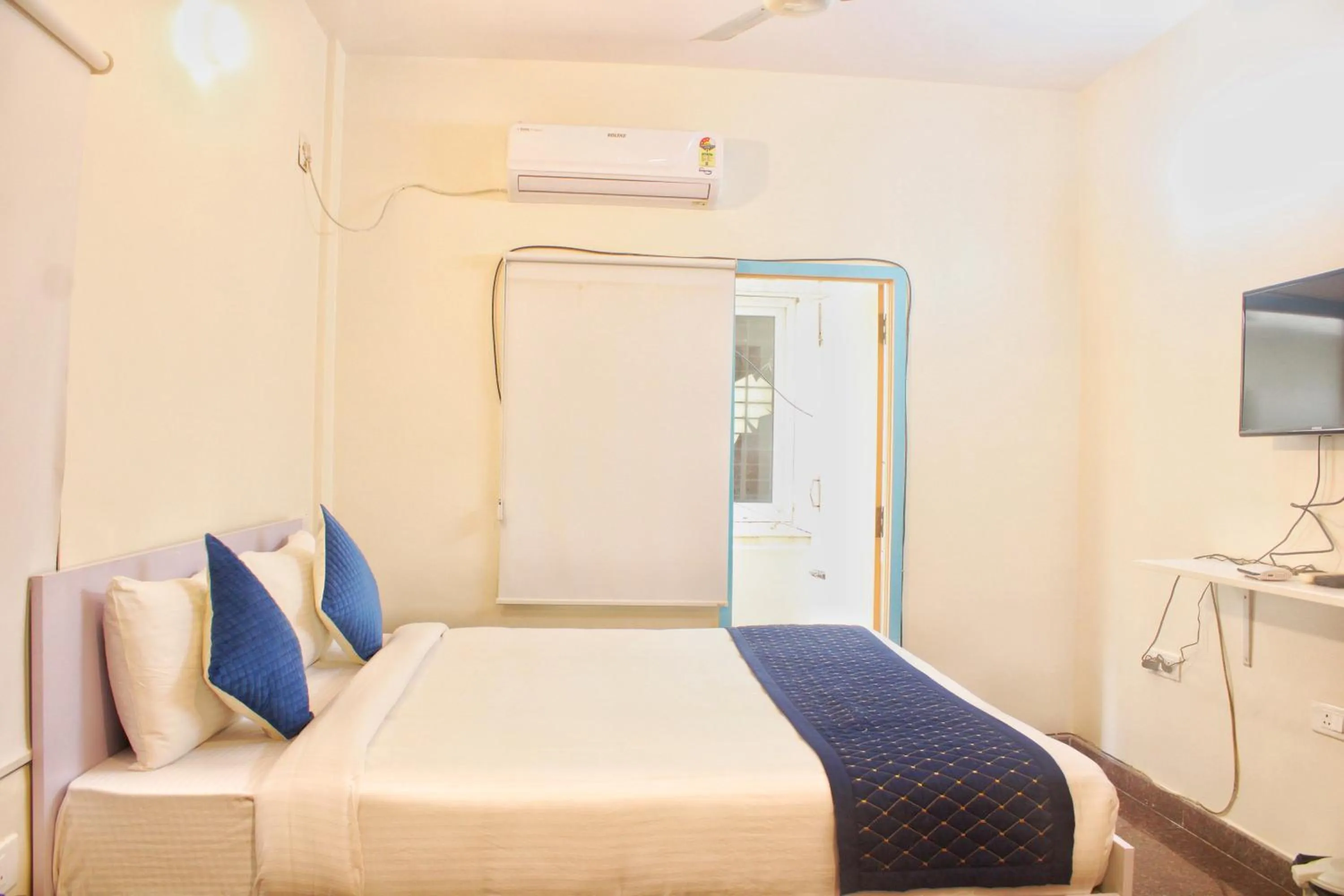 Bed in Mystic Felicity Inn