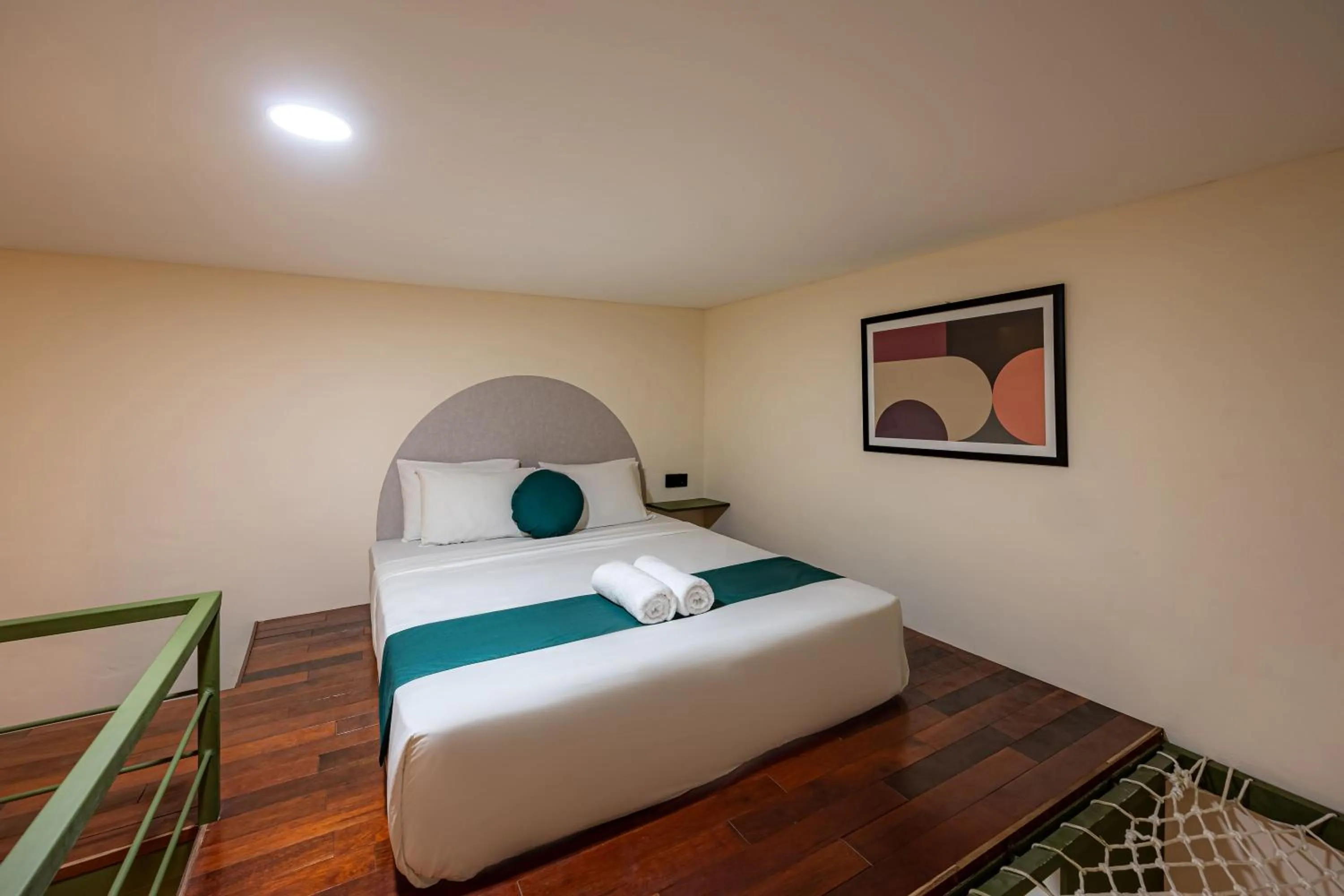 Bedroom, Bed in Cove The Cave