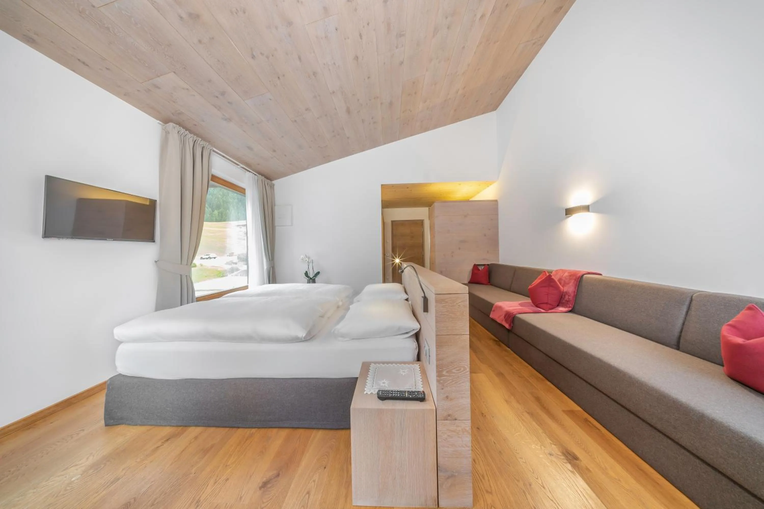 Photo of the whole room, Bed in Garni Tramans