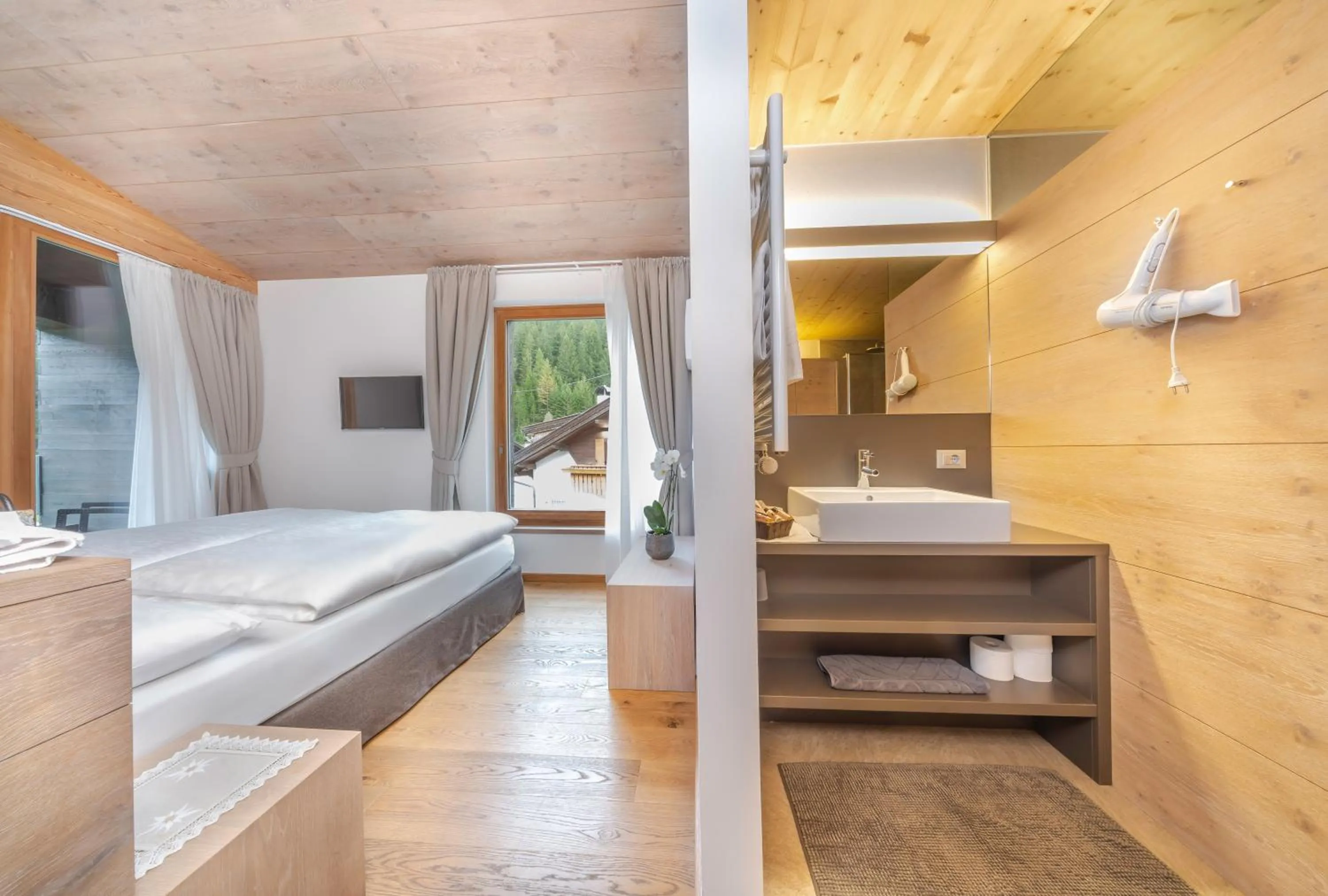 Bathroom, Bed in Garni Tramans