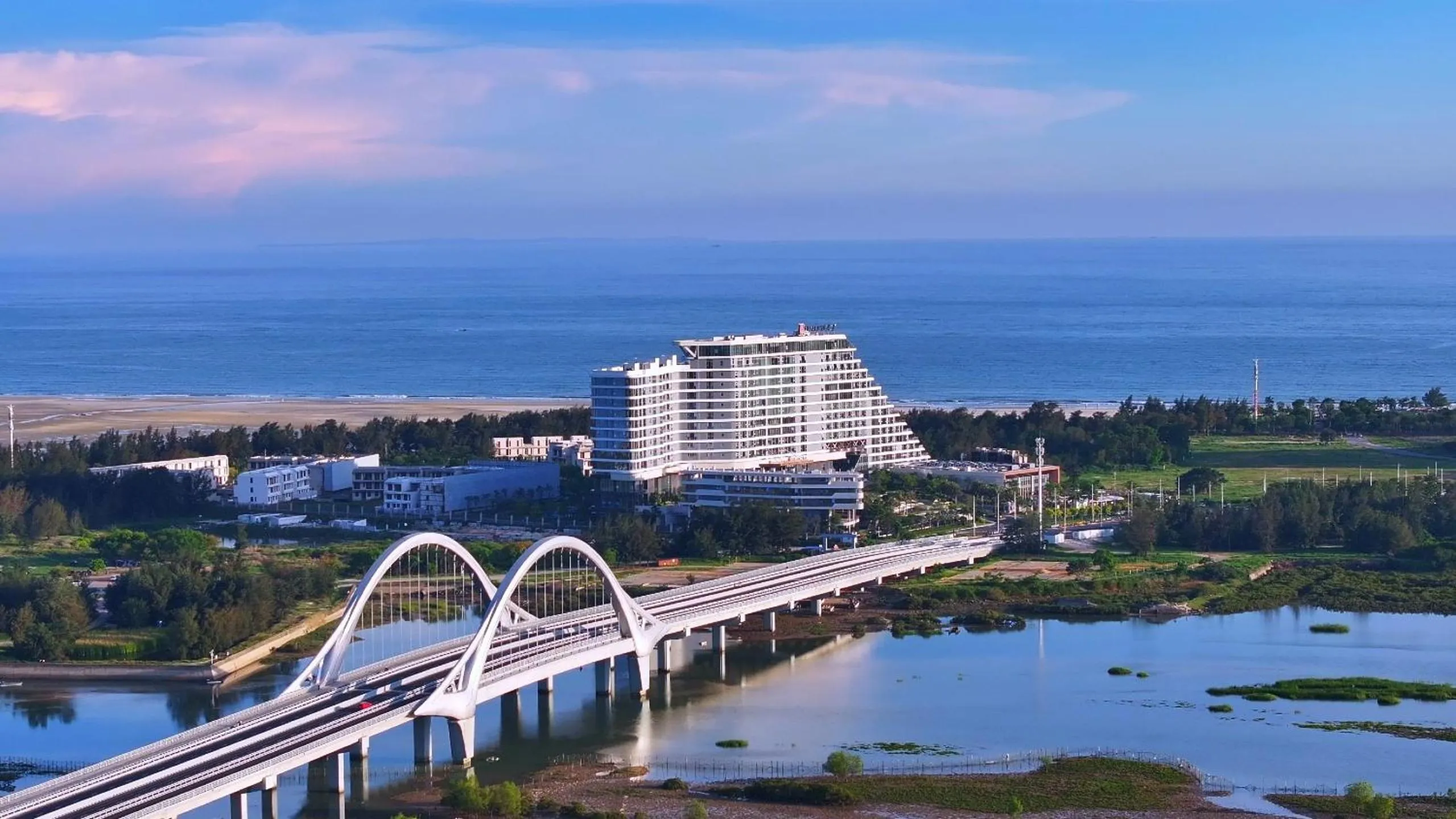 Property building in HUALUXE Beihai Silver Beach Resort by IHG