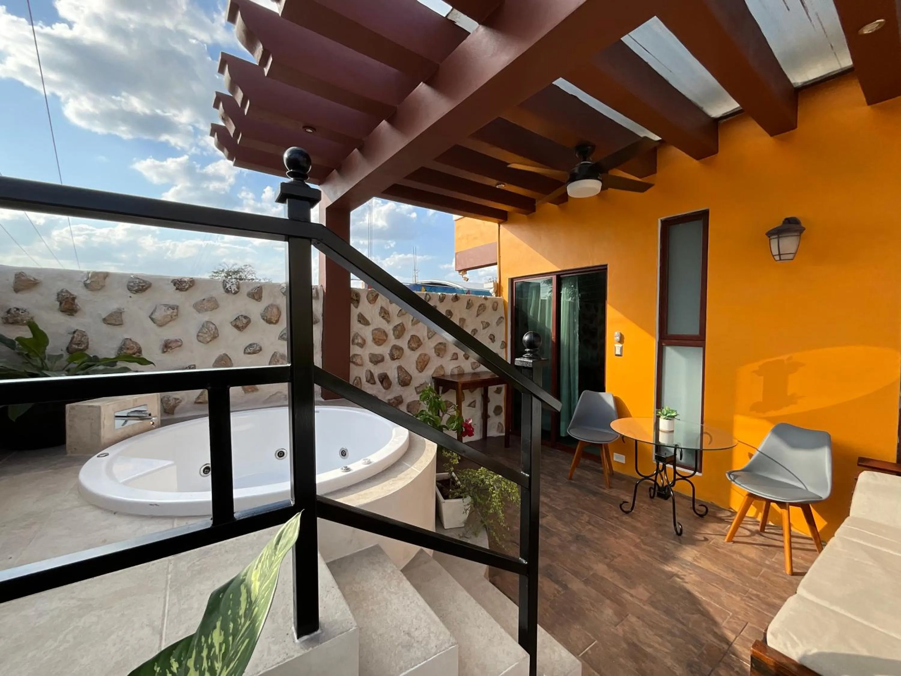 Patio in El Zaguán Colonial by GuruHotel