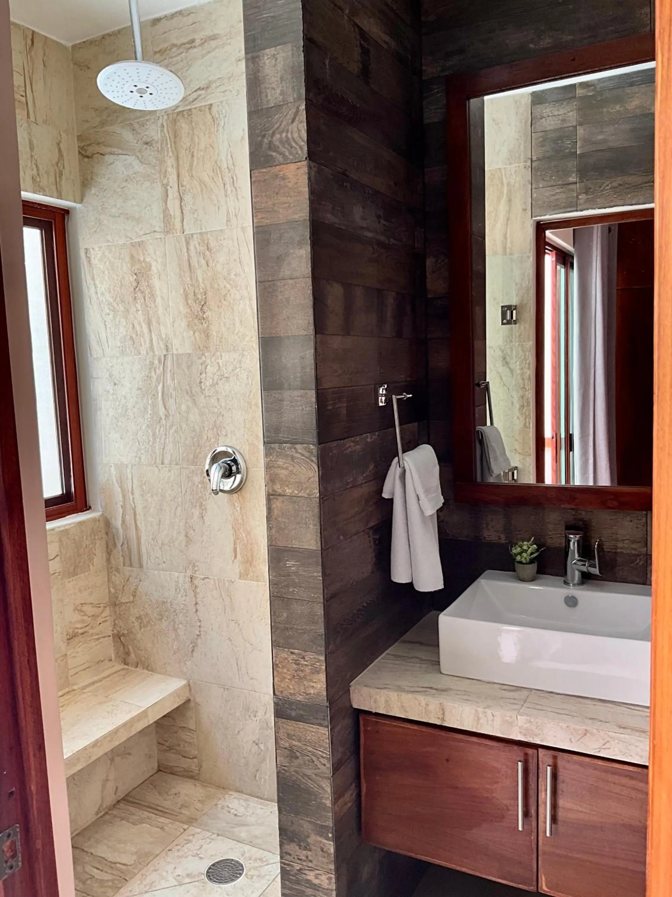 Shower in El Zaguán Colonial by GuruHotel