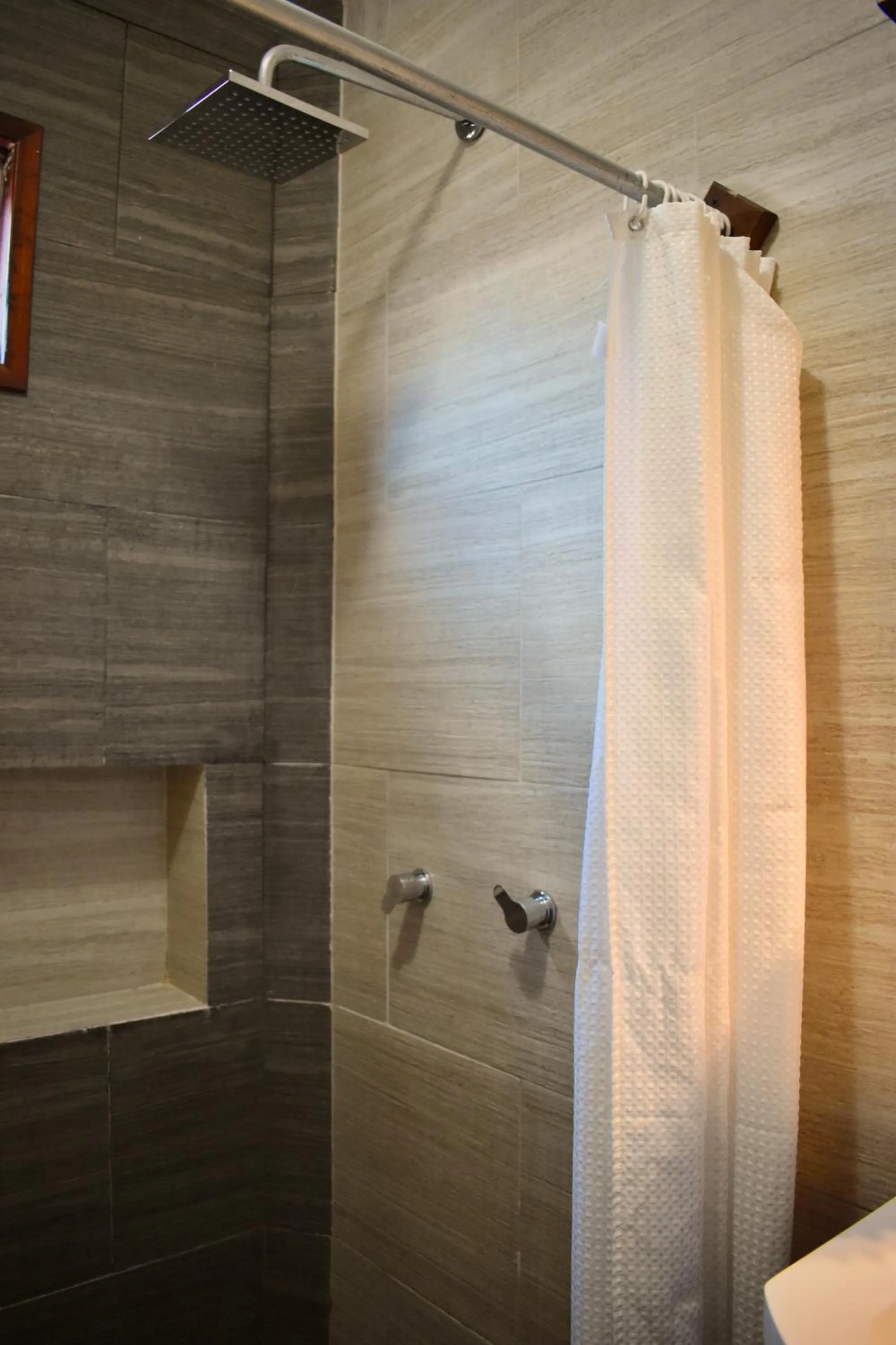 Shower in El Zaguán Colonial by GuruHotel