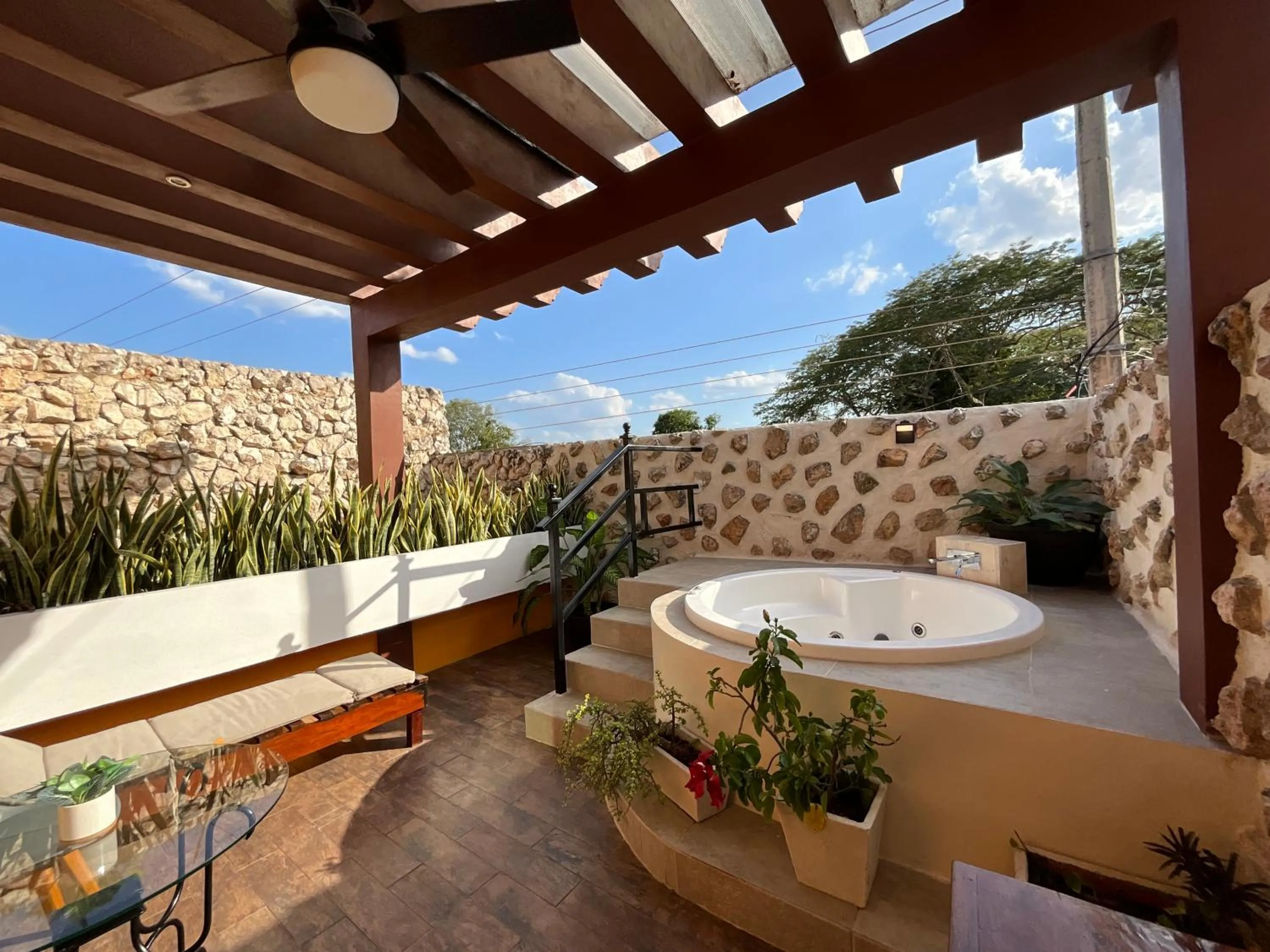 Patio in El Zaguán Colonial by GuruHotel