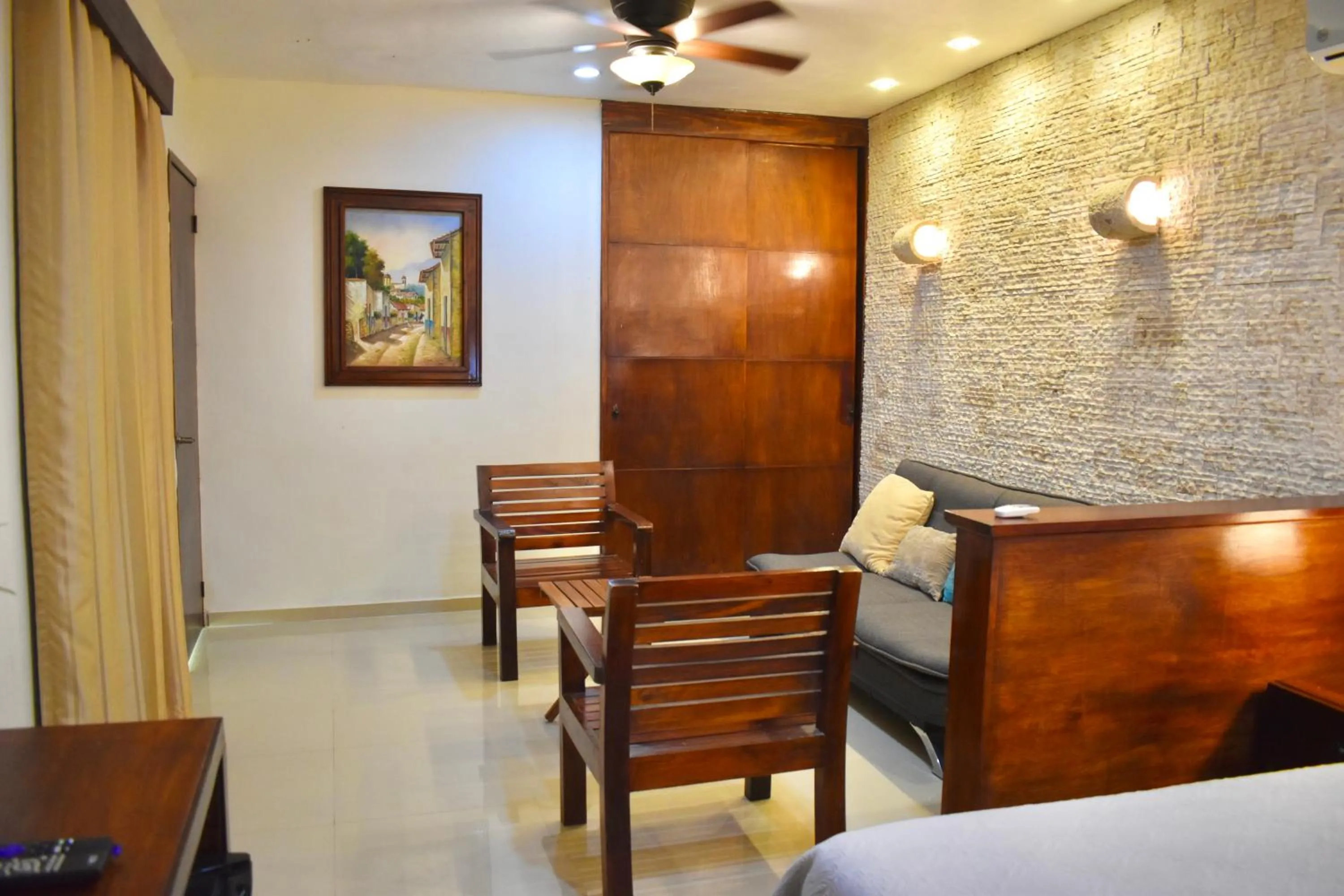 Photo of the whole room, Bed in El Zaguán Colonial by GuruHotel