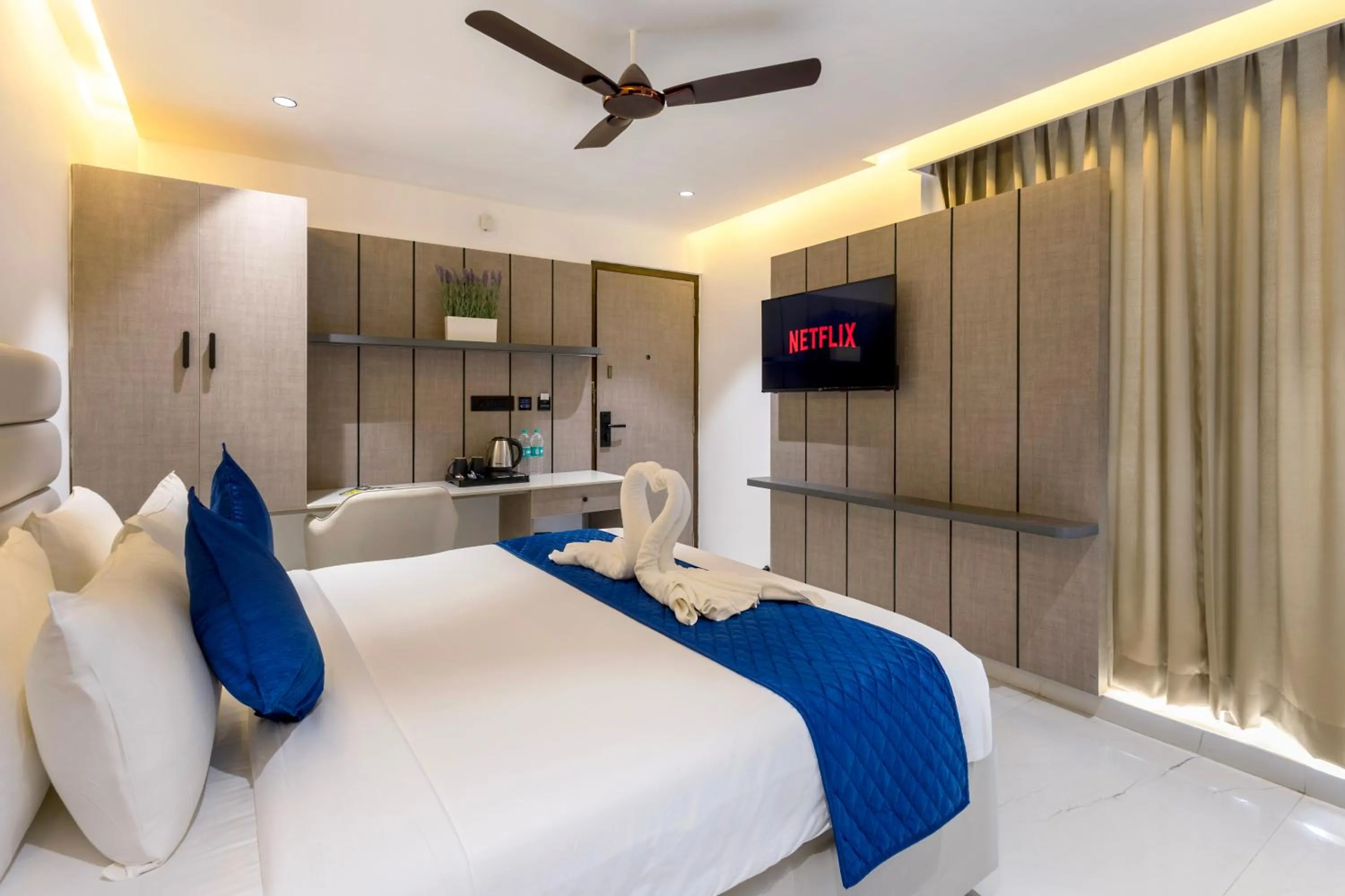 Photo of the whole room, Bed in ECKO La Maniere Business Hotels