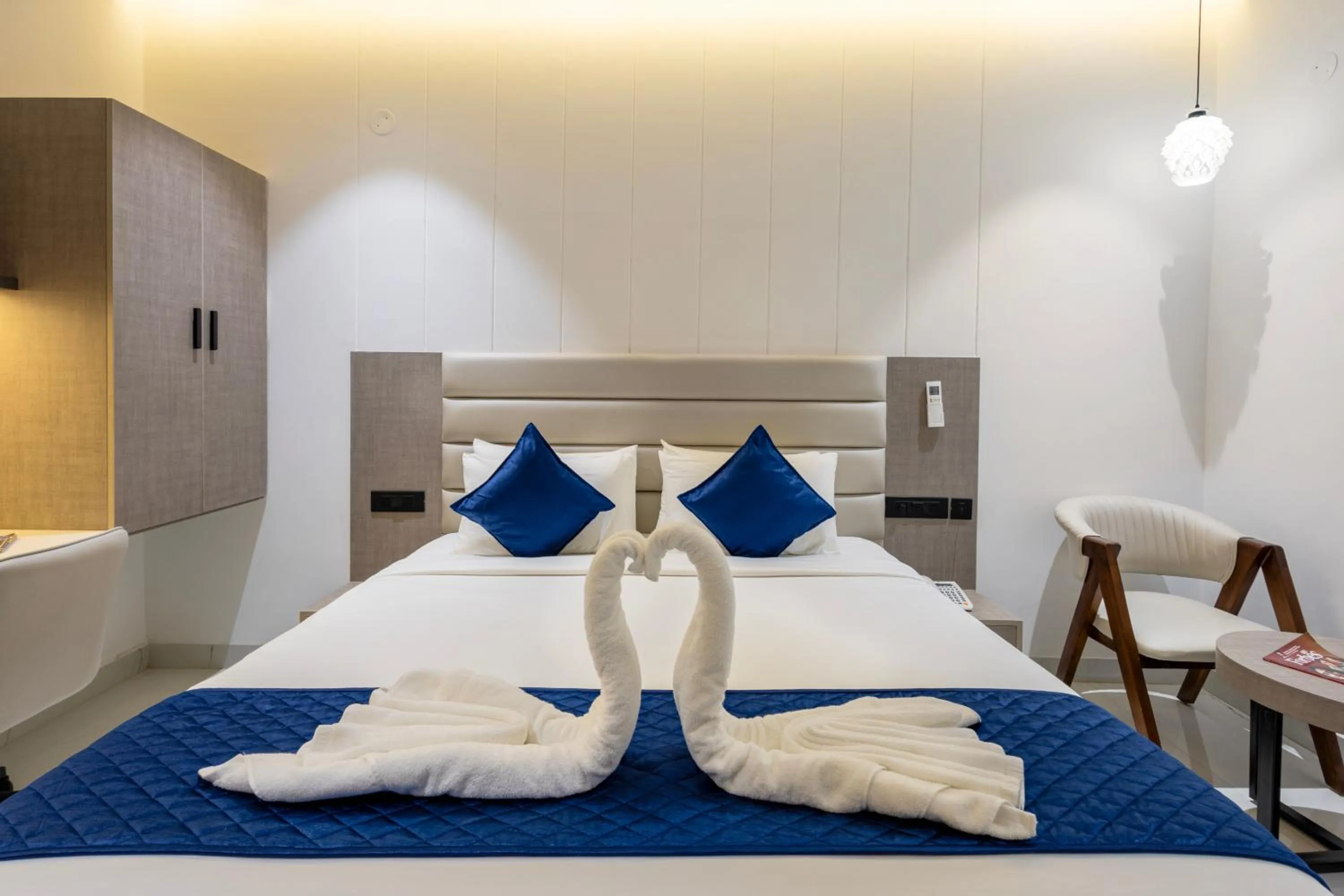 Photo of the whole room, Bed in ECKO La Maniere Business Hotels