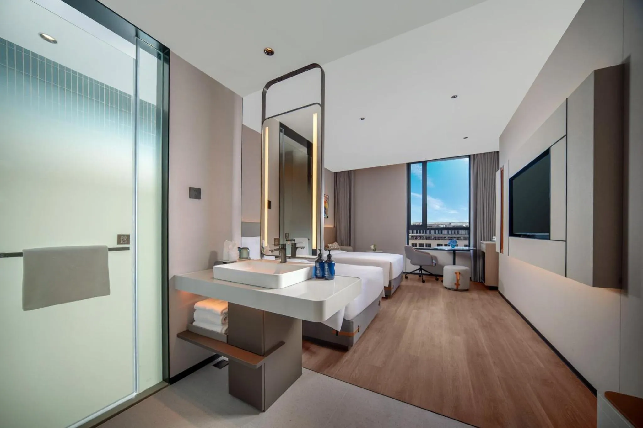 Photo of the whole room, Bed in Holiday Inn Express Shanghai on The Bund by IHG