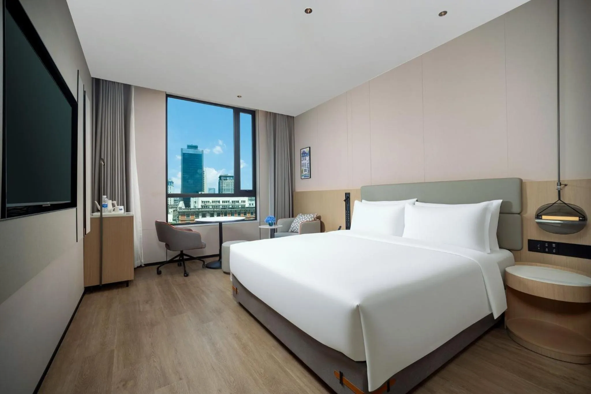 Photo of the whole room, Bed in Holiday Inn Express Shanghai on The Bund by IHG