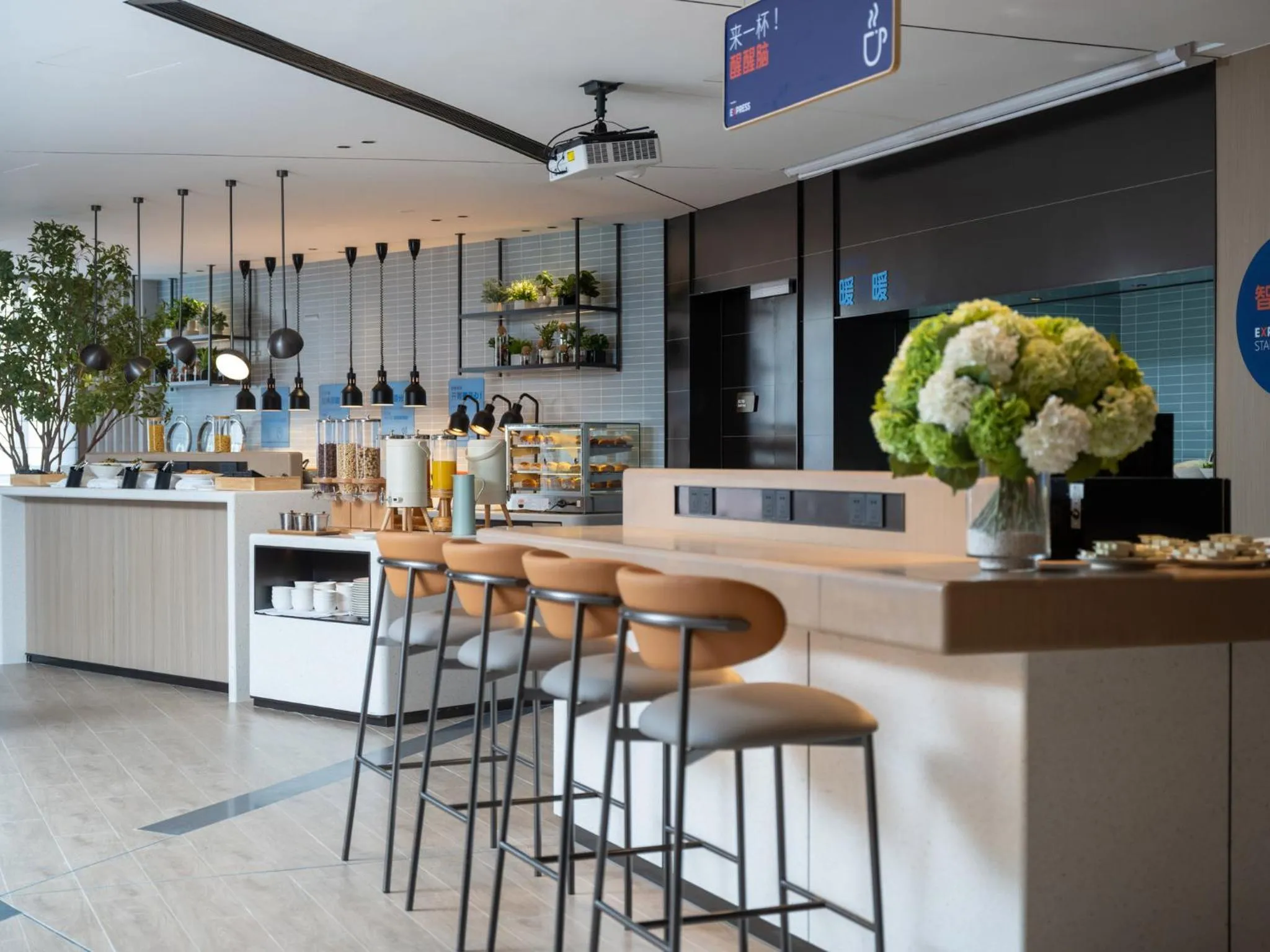 Restaurant/places to eat in Holiday Inn Express Shanghai on The Bund by IHG