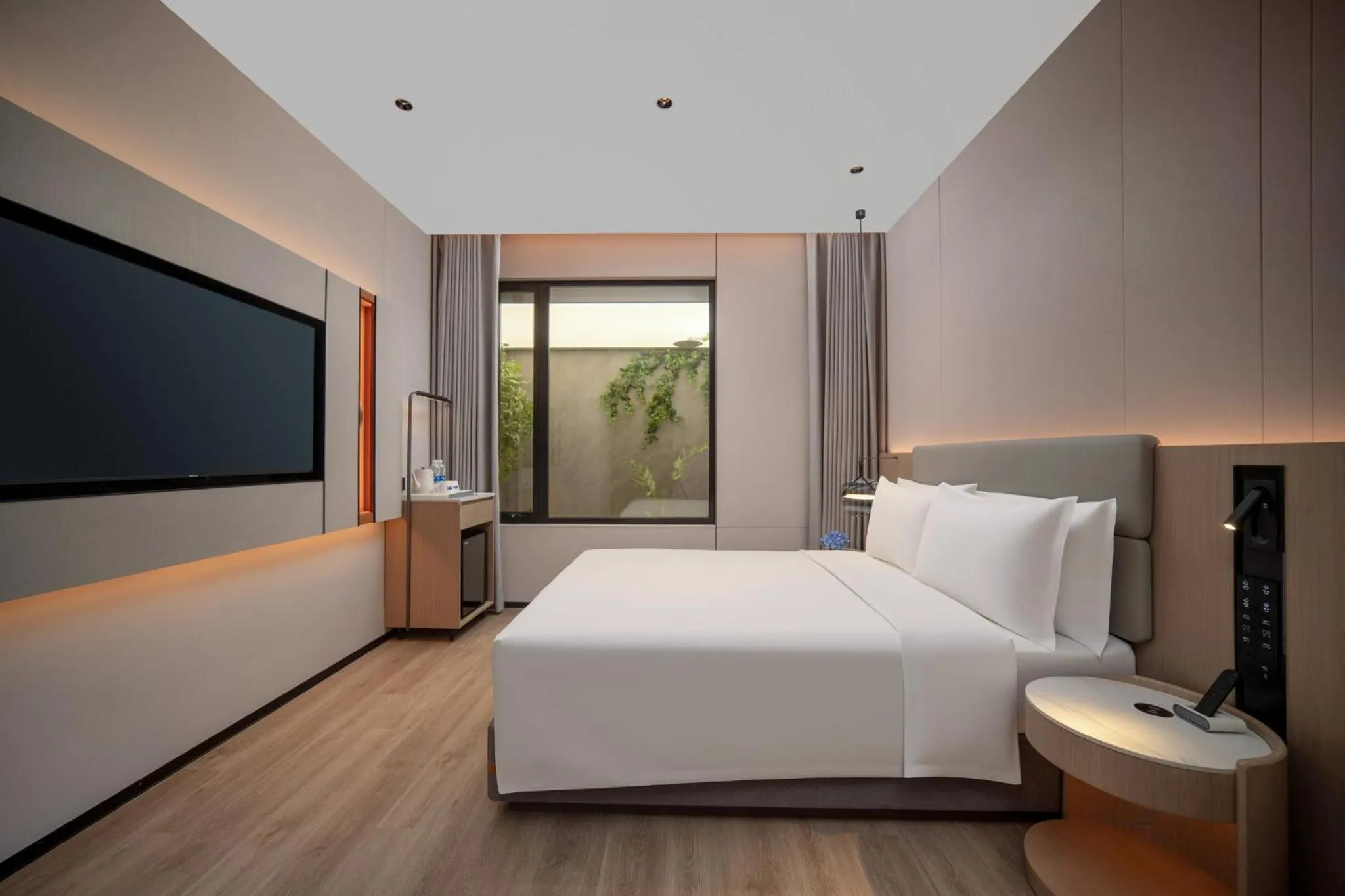 Photo of the whole room, Bed in Holiday Inn Express Shanghai on The Bund by IHG