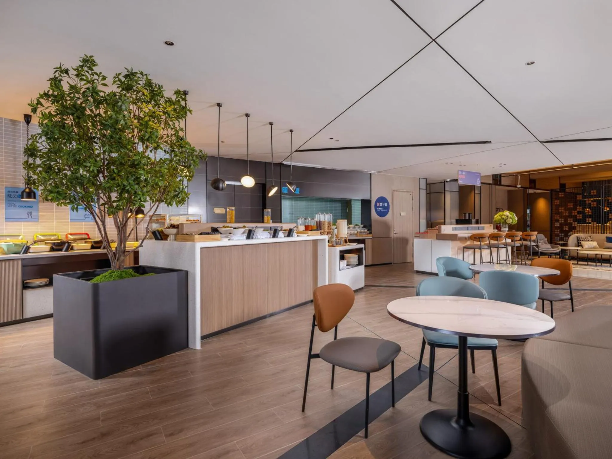 Restaurant/places to eat in Holiday Inn Express Shanghai on The Bund by IHG