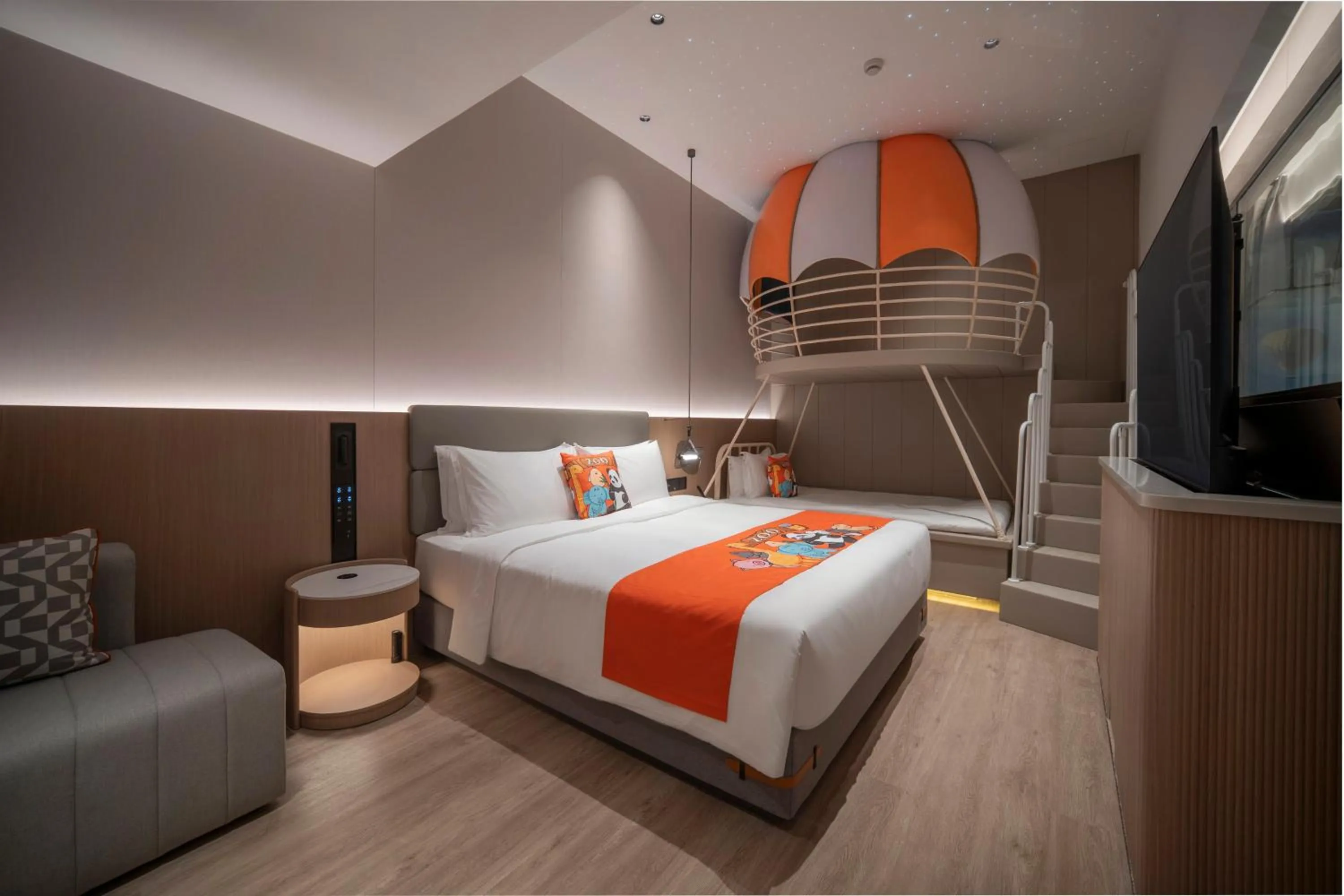 Photo of the whole room, Bed in Holiday Inn Express Shanghai on The Bund by IHG