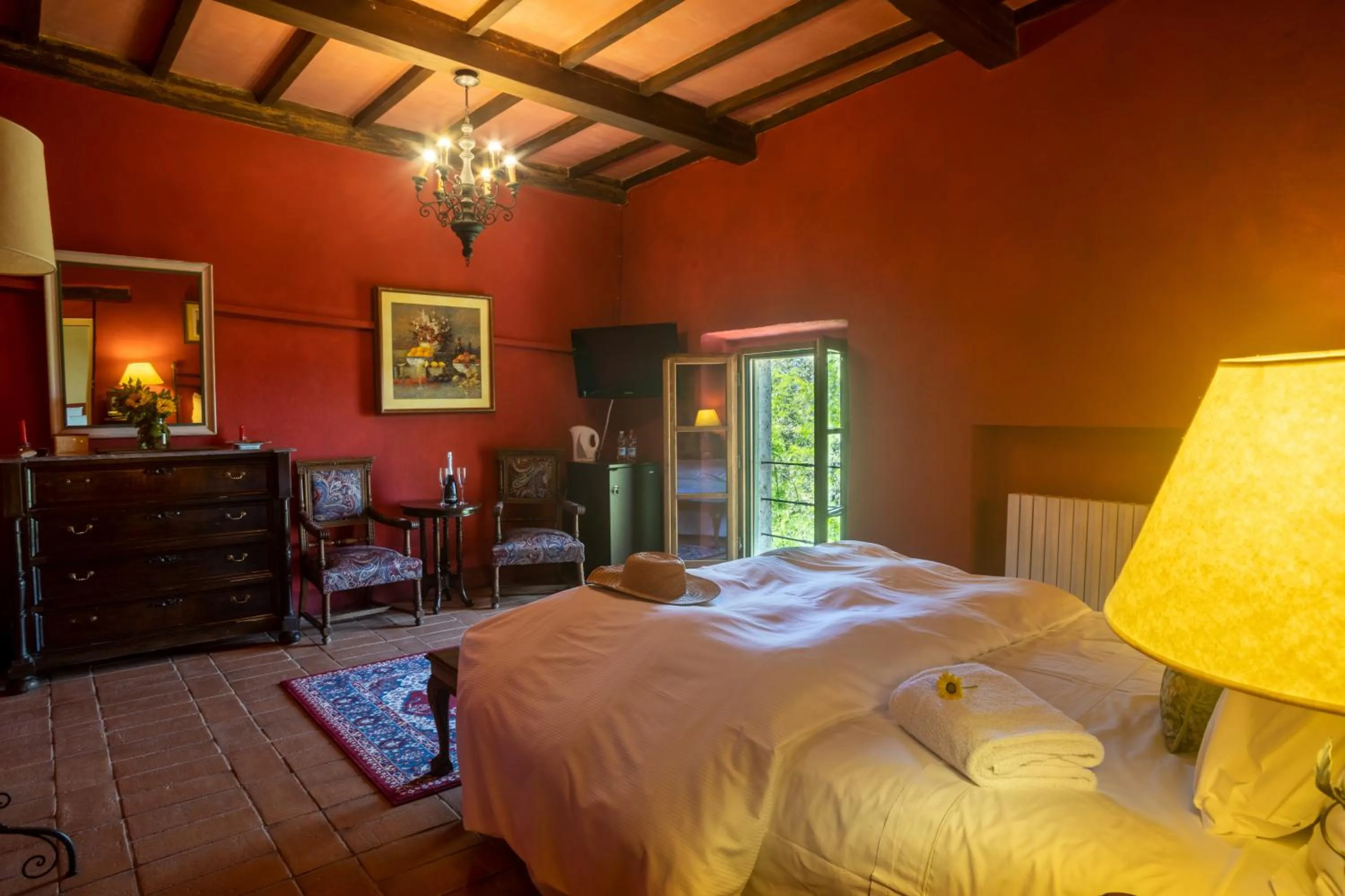 Photo of the whole room in Borgo Laticastelli