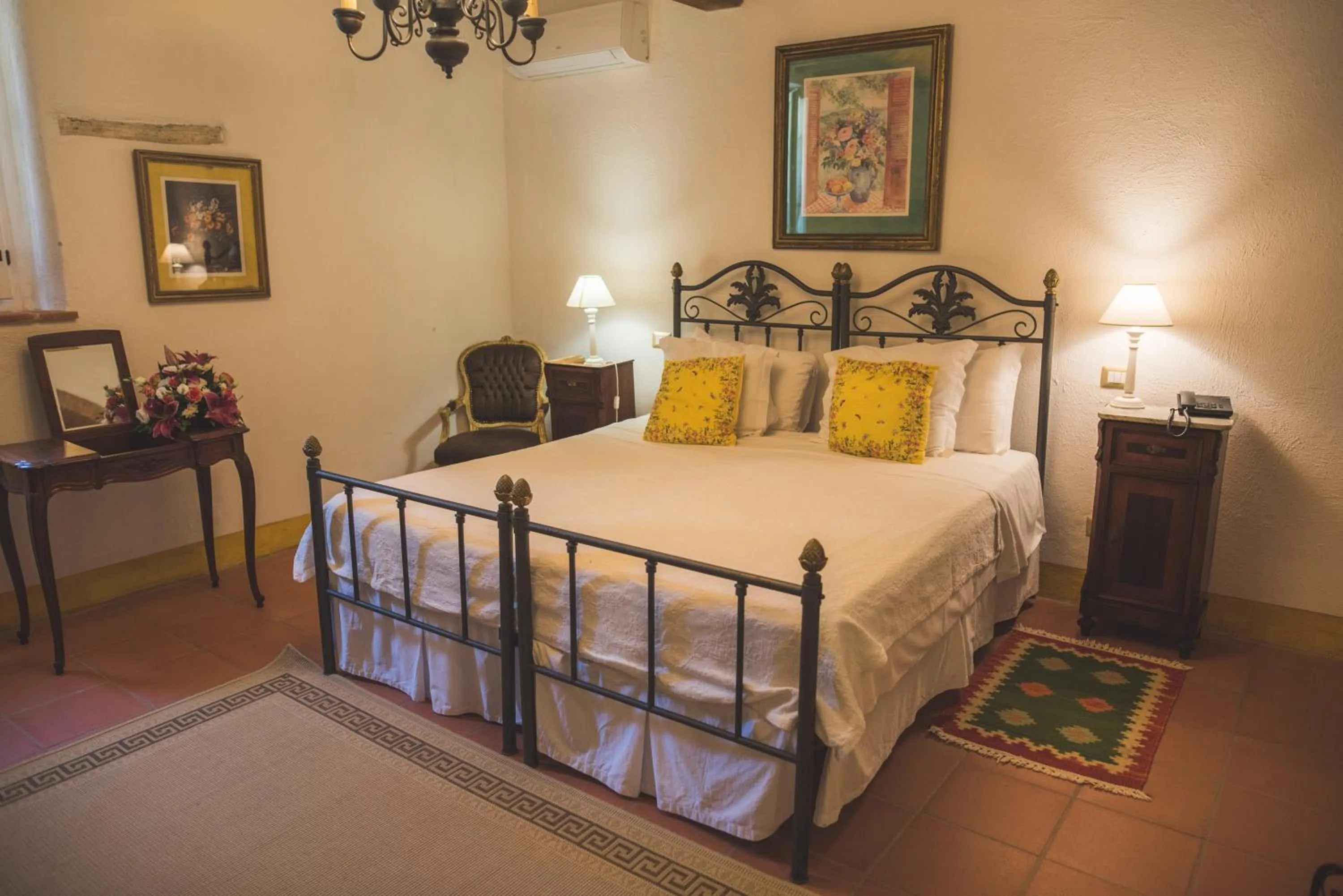 Photo of the whole room in Borgo Laticastelli