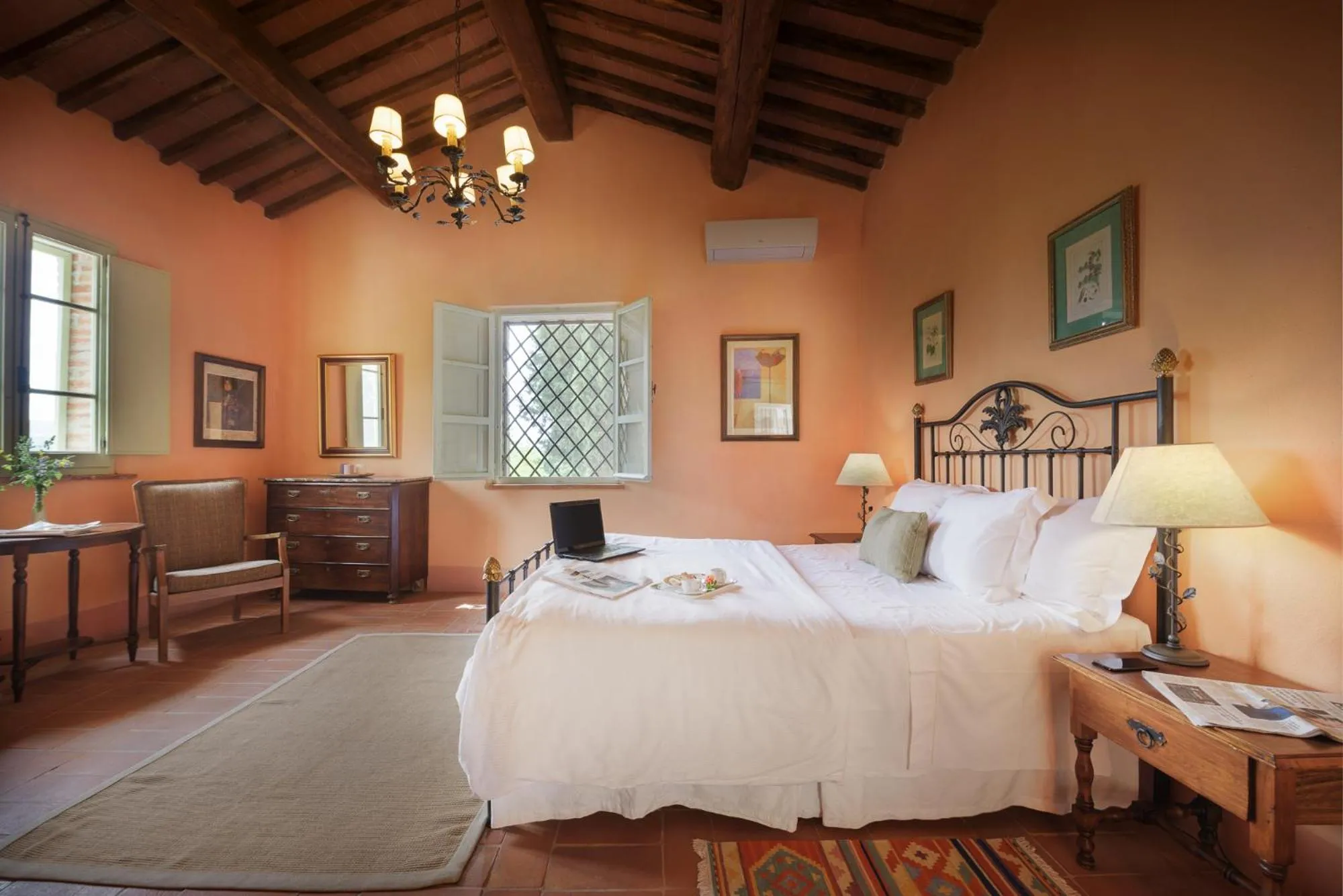 Photo of the whole room in Borgo Laticastelli