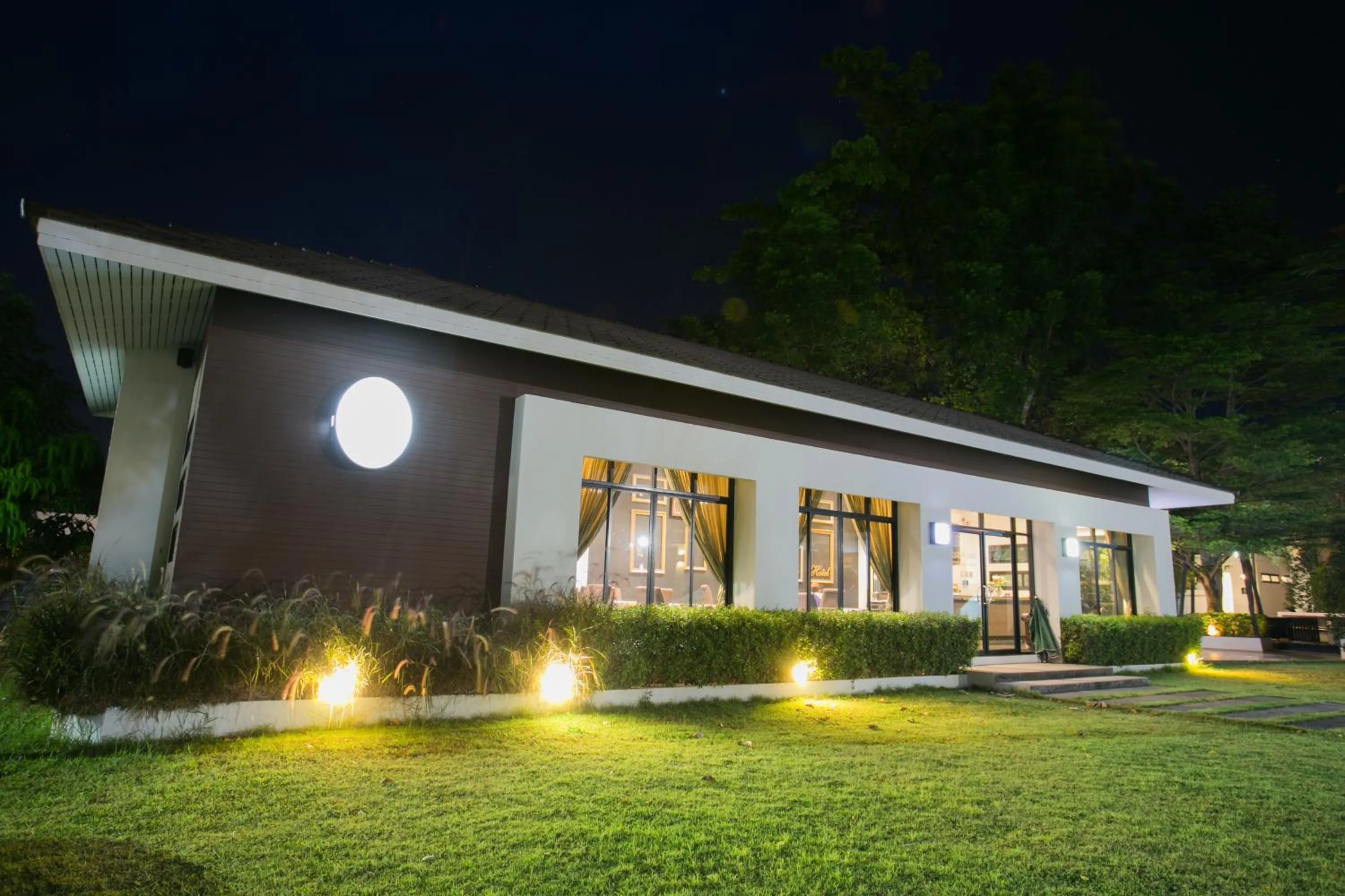 Restaurant/places to eat in The Desiign Hotel - SHA