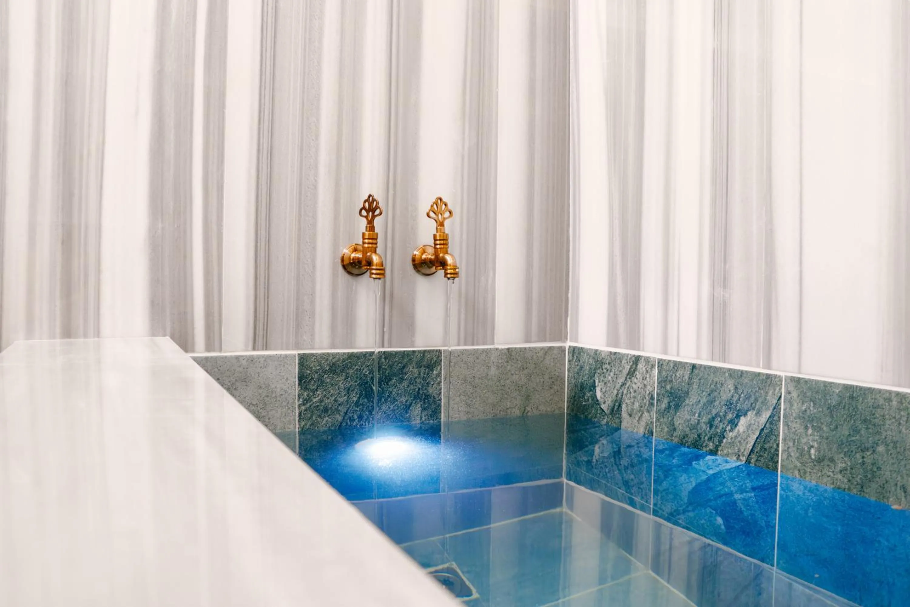 Public Bath in ivy Hotel Spa