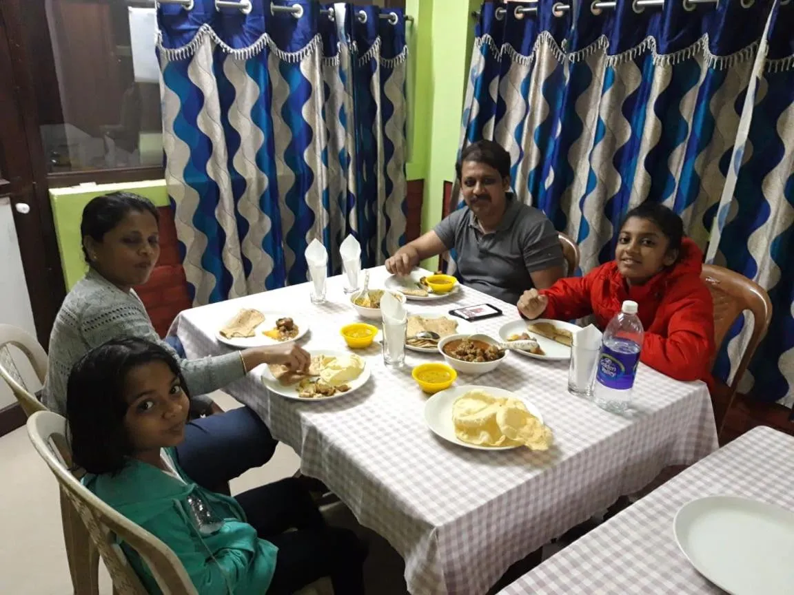 Restaurant/places to eat in Quadriya Palace