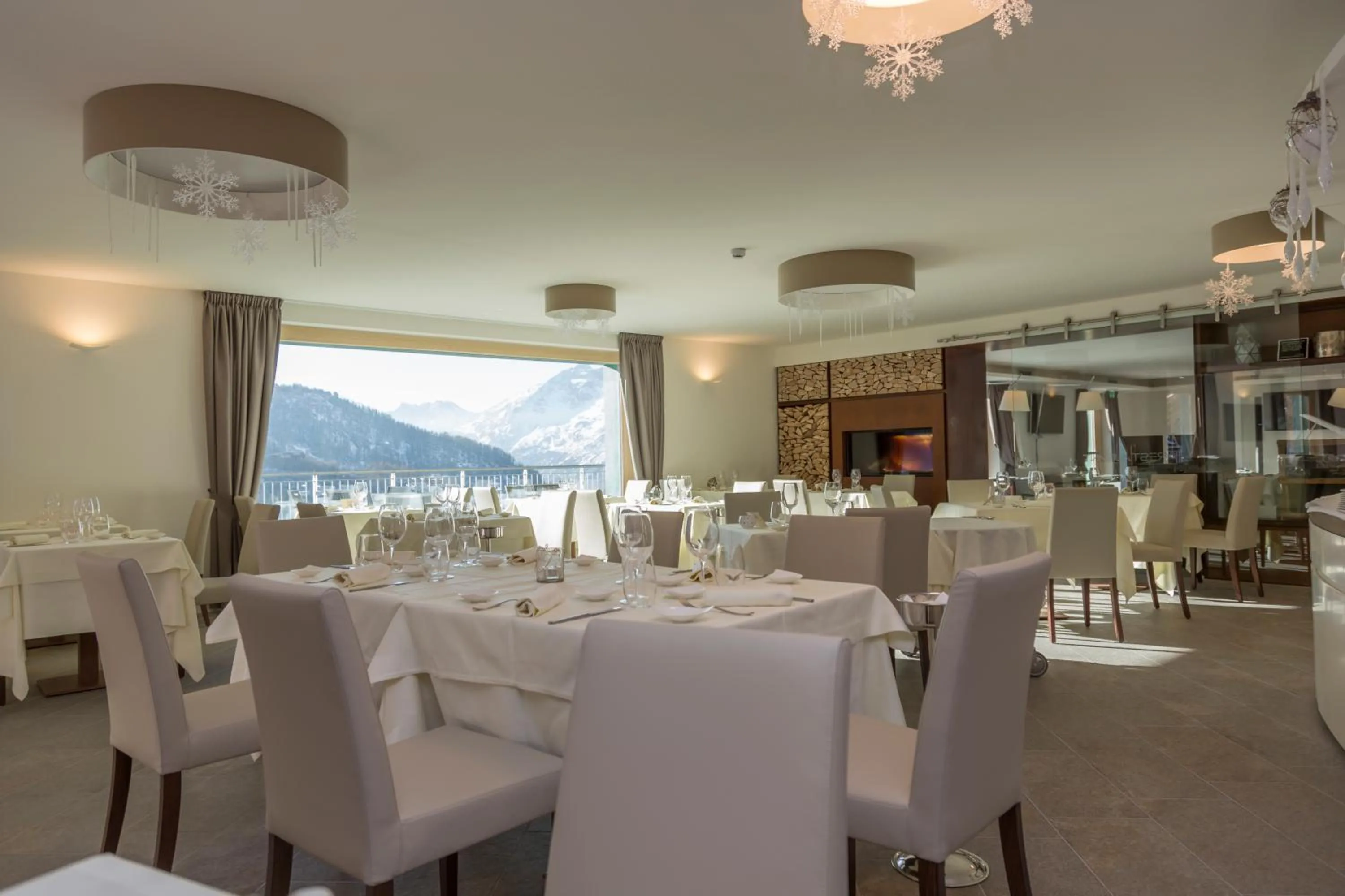 Restaurant/places to eat in White Angel Hotel