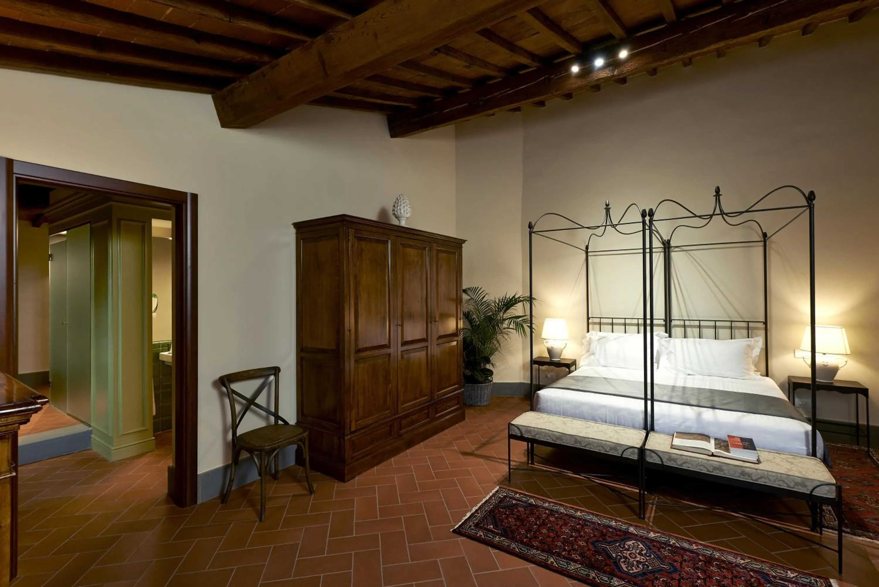 Bathroom, Bed in Villa Medicea di Lilliano