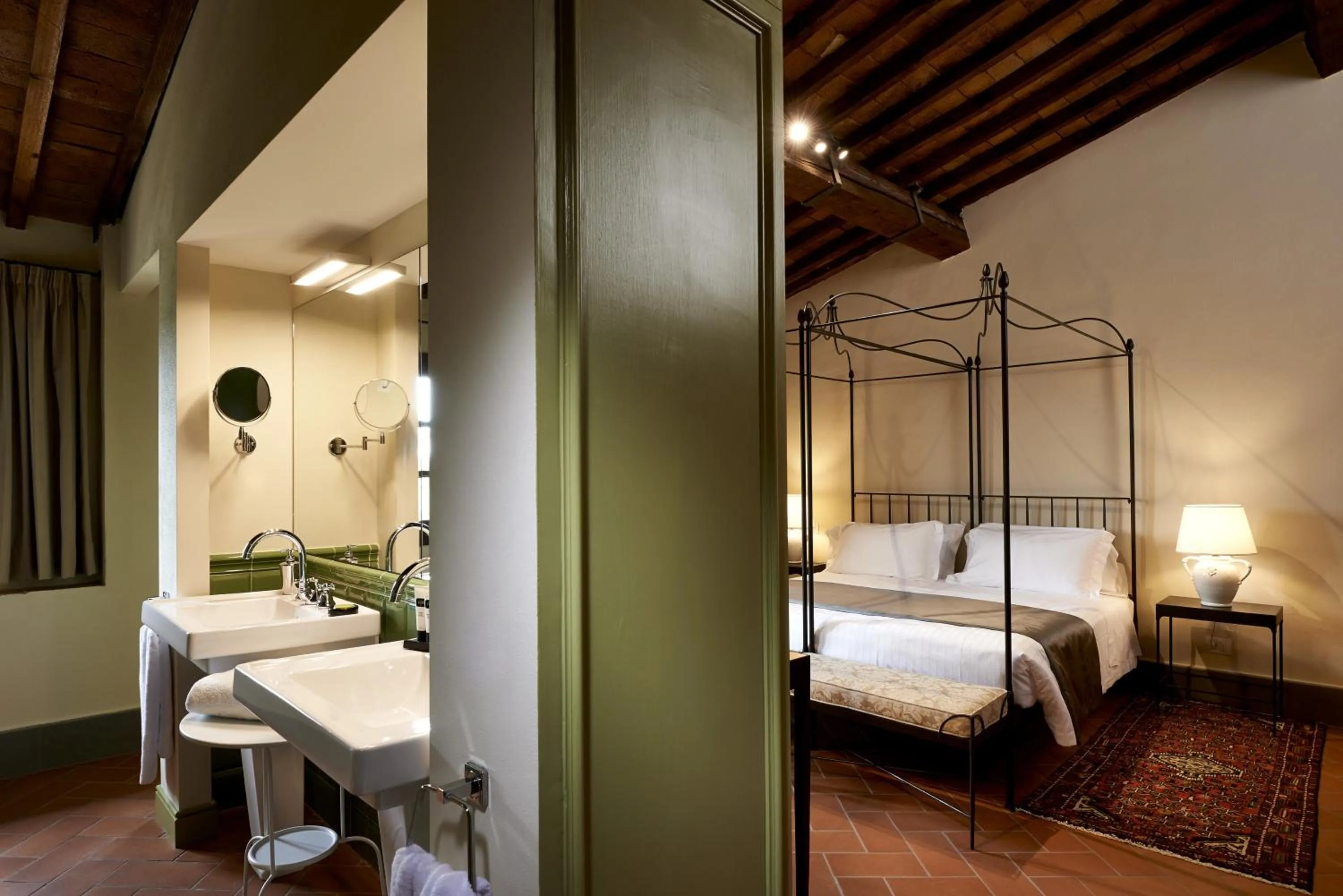 Bathroom, Bed in Villa Medicea di Lilliano