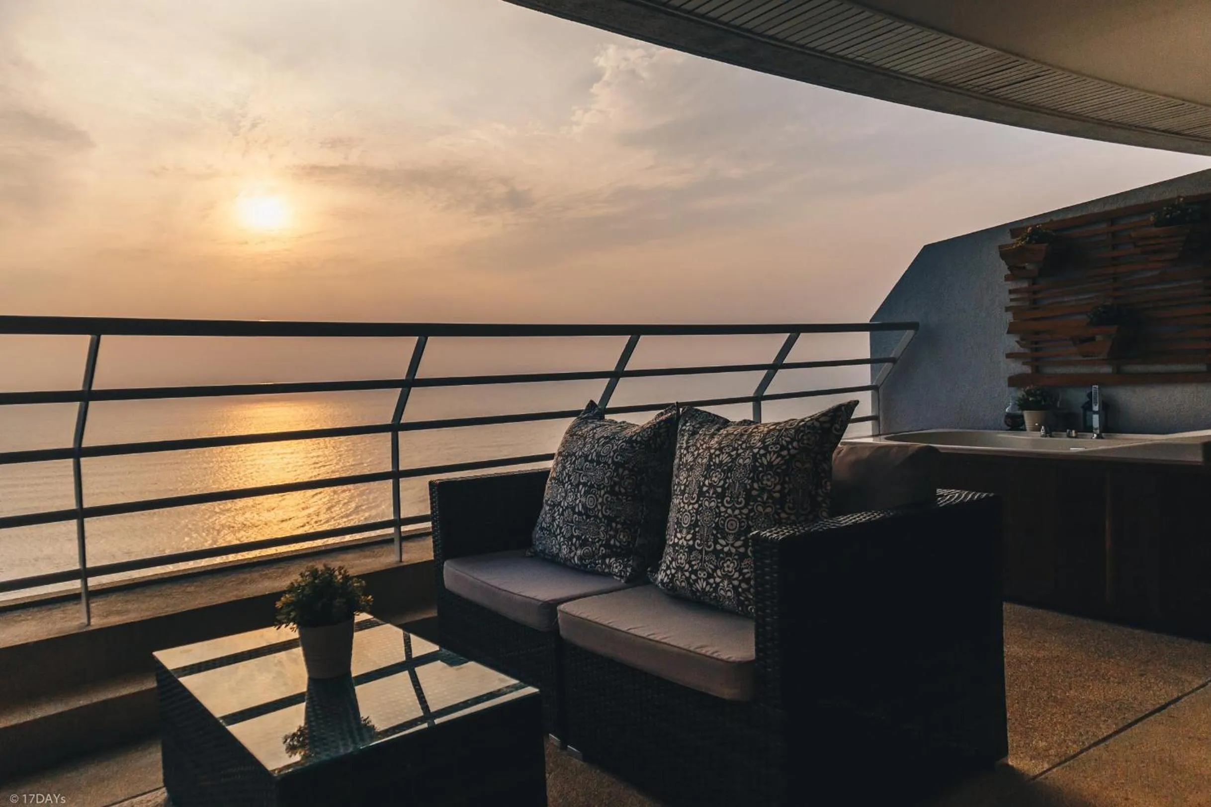 Sea view in Sandy Beach Condo 17D