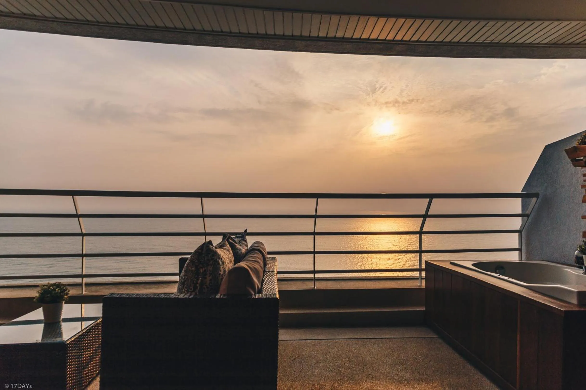 Sea view in Sandy Beach Condo 17D