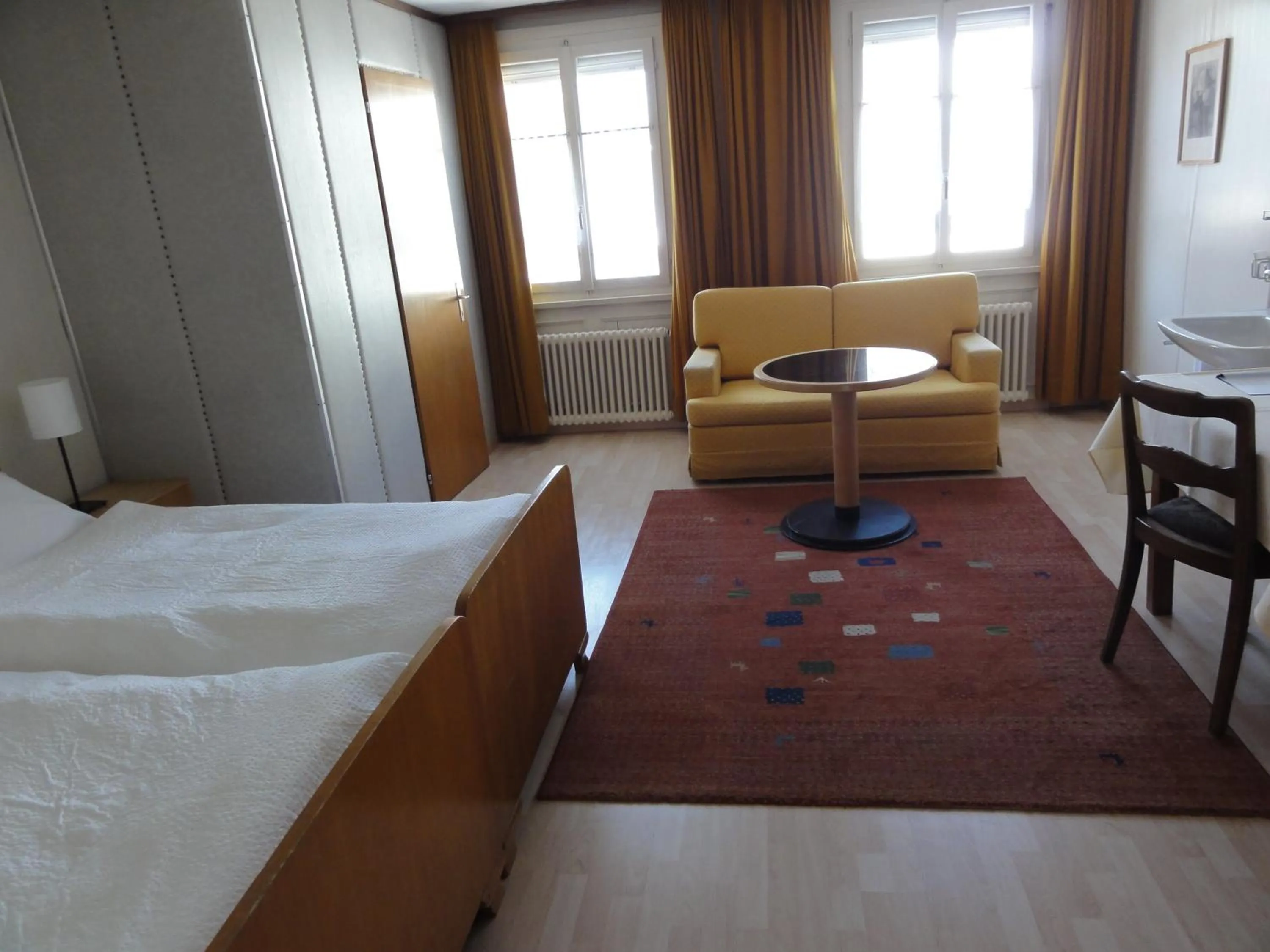 Photo of the whole room, Bed in Park