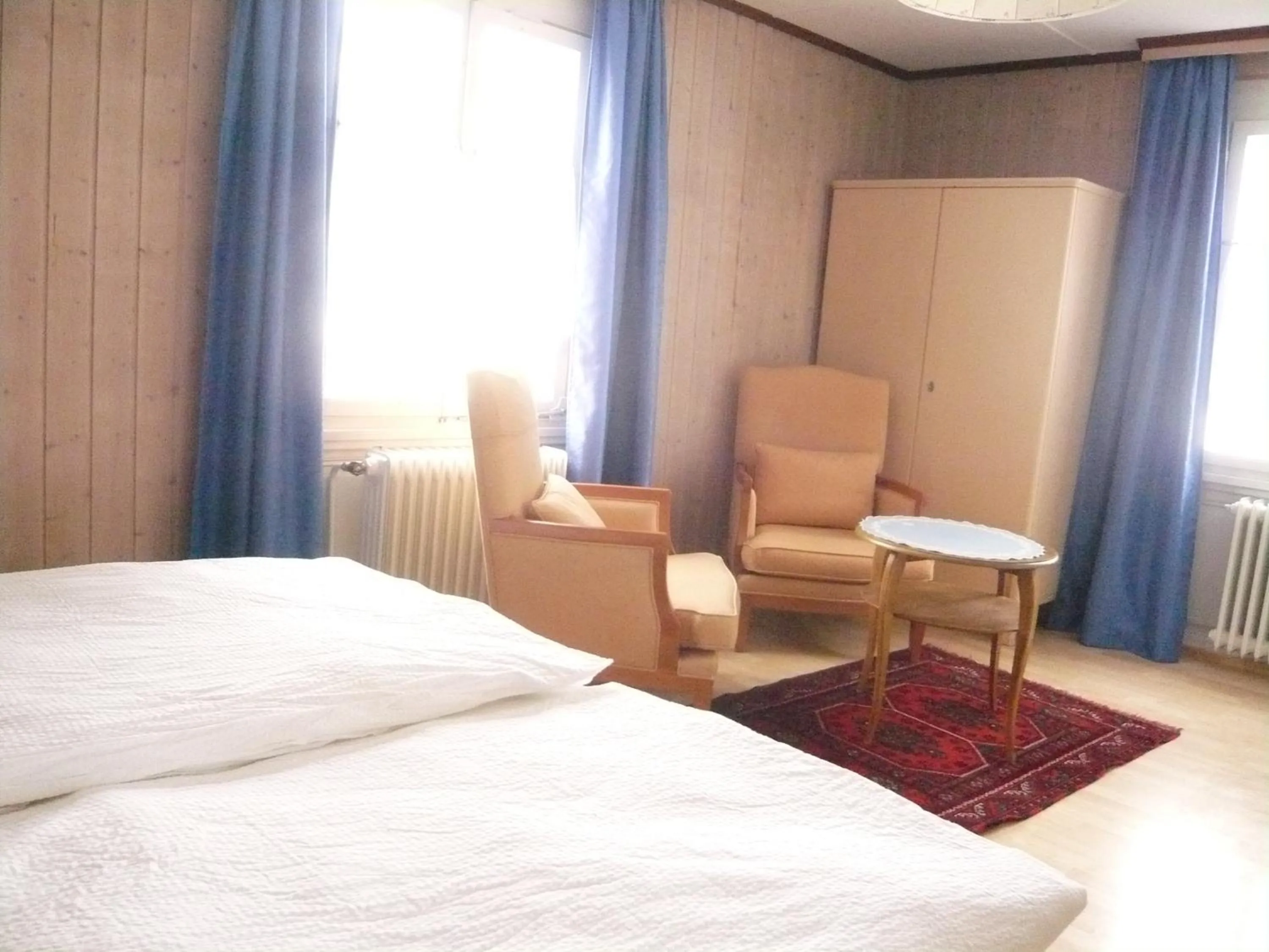 Photo of the whole room, Bed in Park