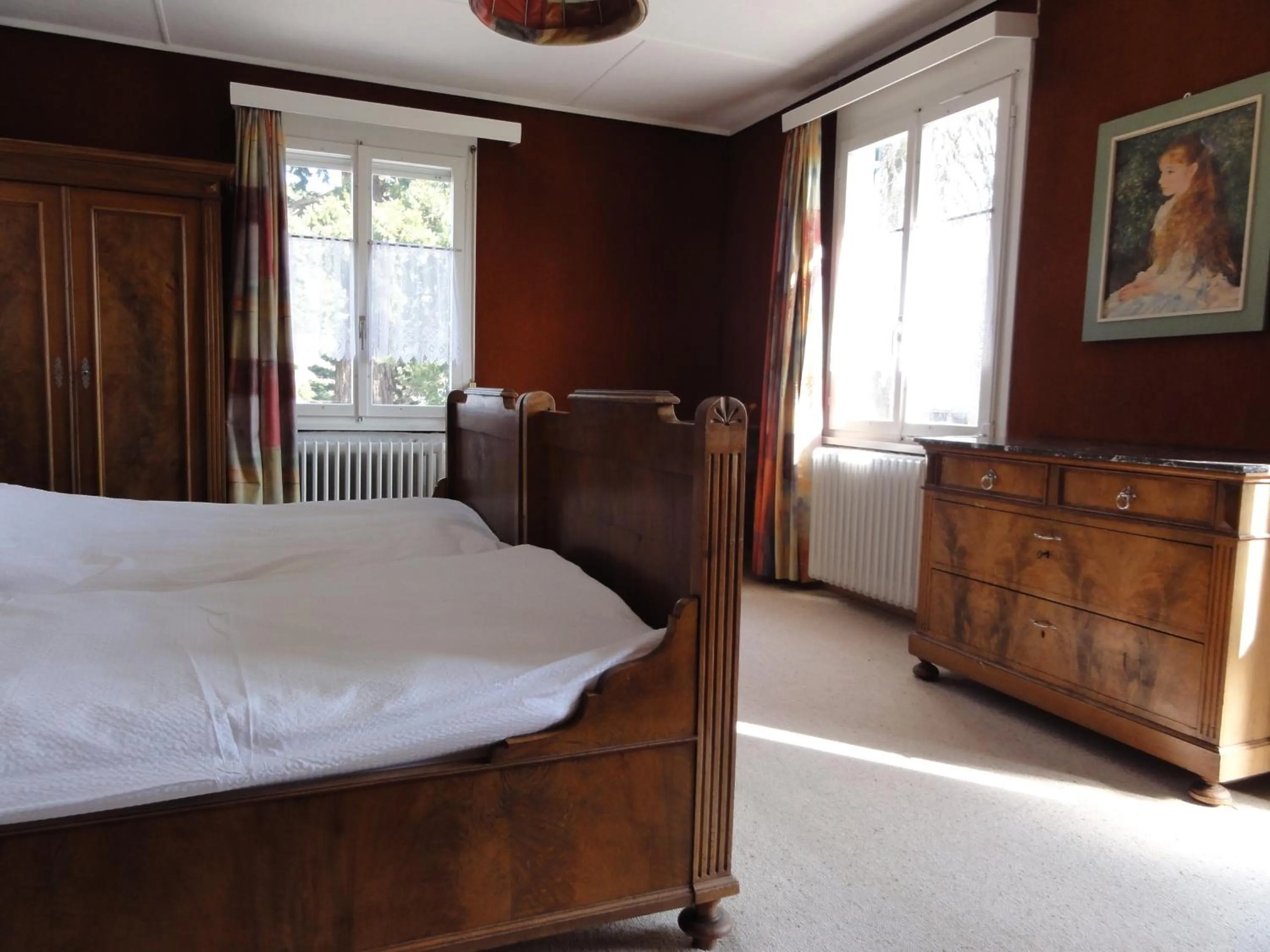 Photo of the whole room, Bed in Park