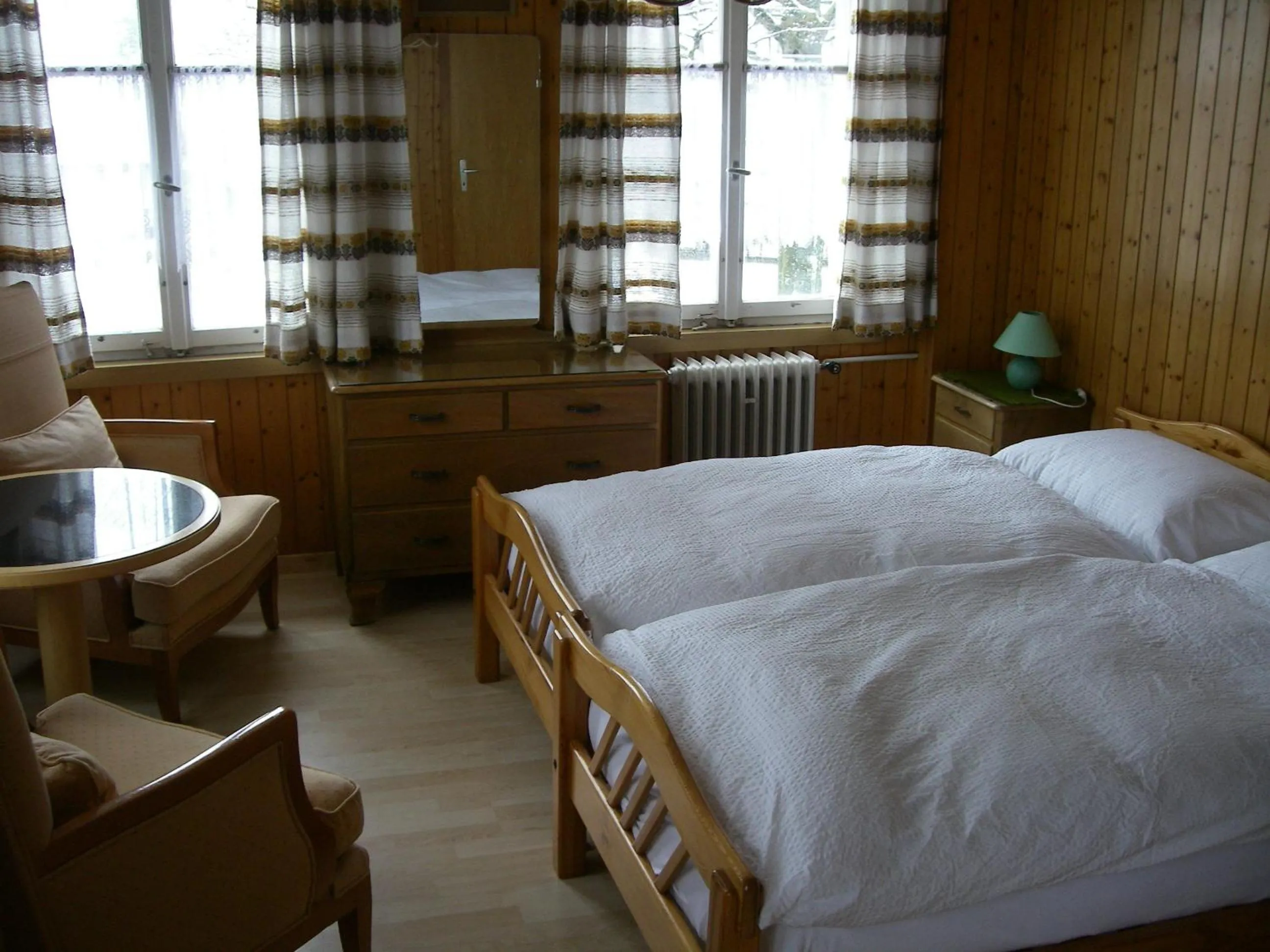 Photo of the whole room, Bed in Park