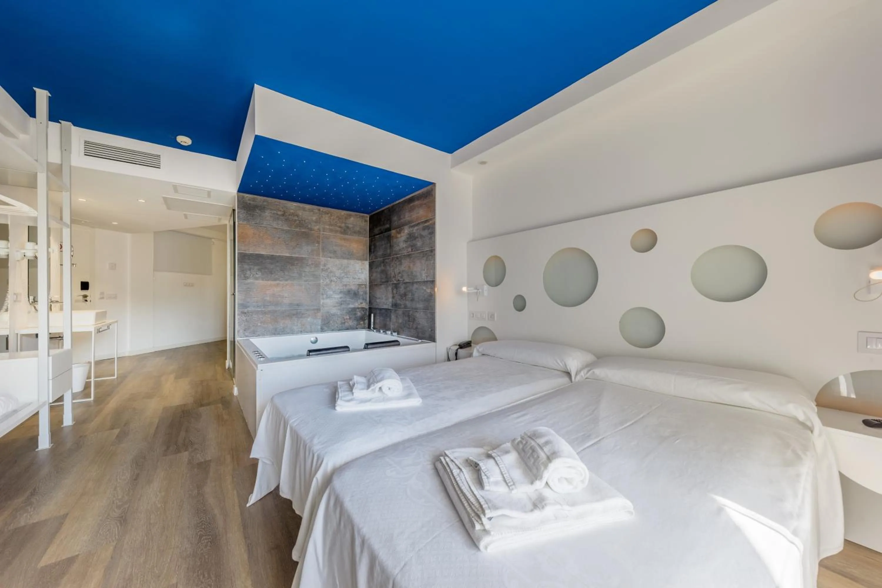 Bed in Welikehotel Triton Beach