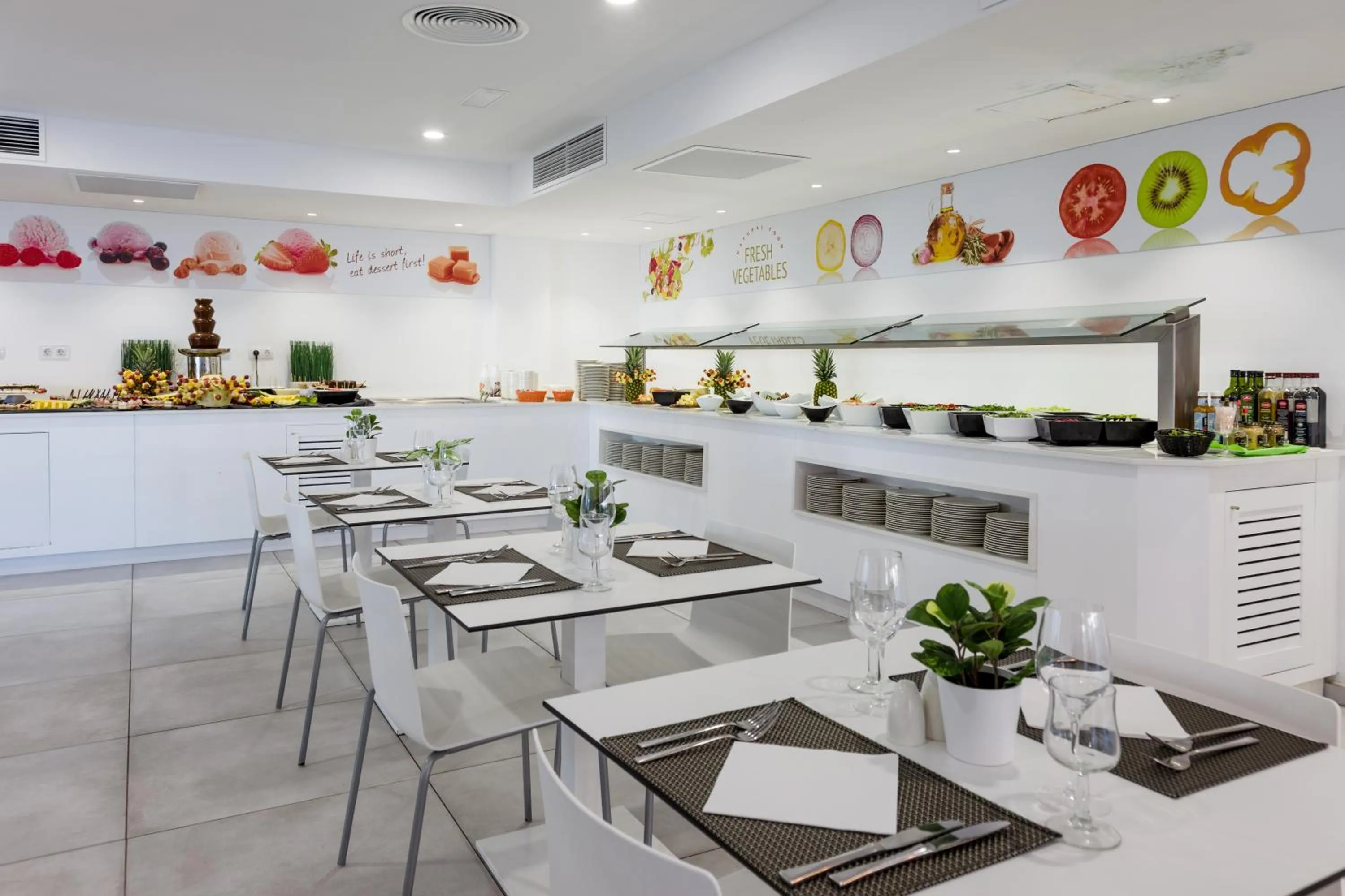 Restaurant/places to eat in Welikehotel Triton Beach