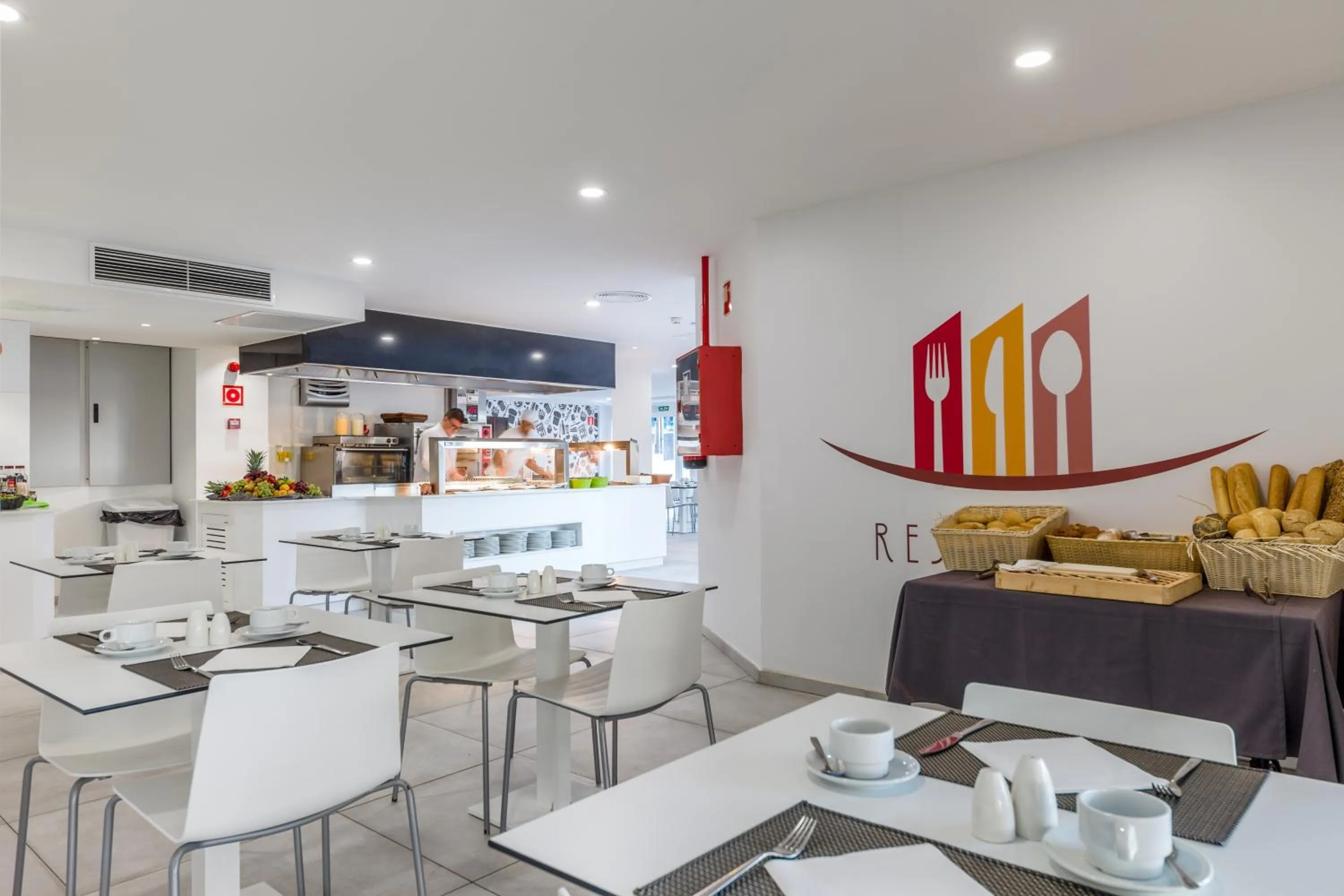 Restaurant/places to eat in Welikehotel Triton Beach