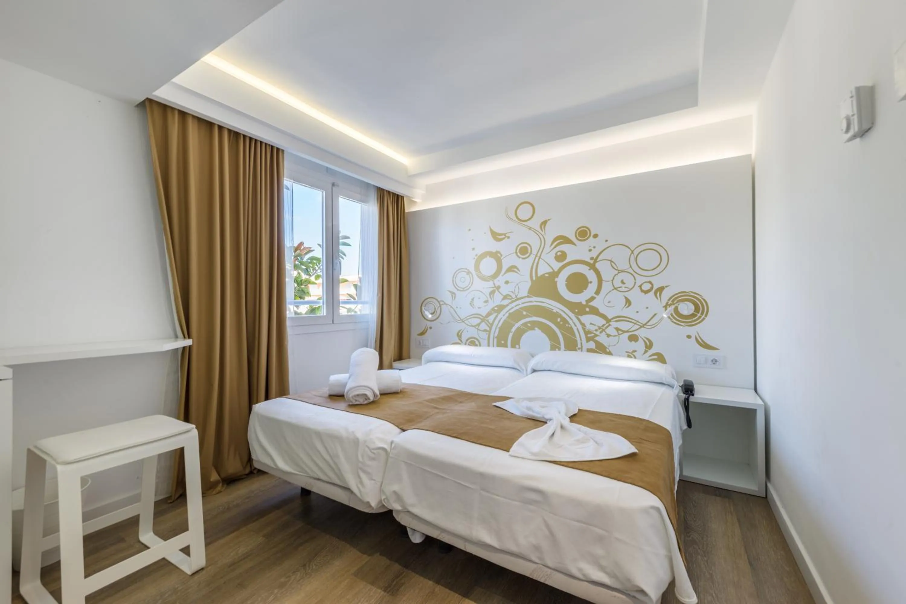 Bed in Welikehotel Triton Beach