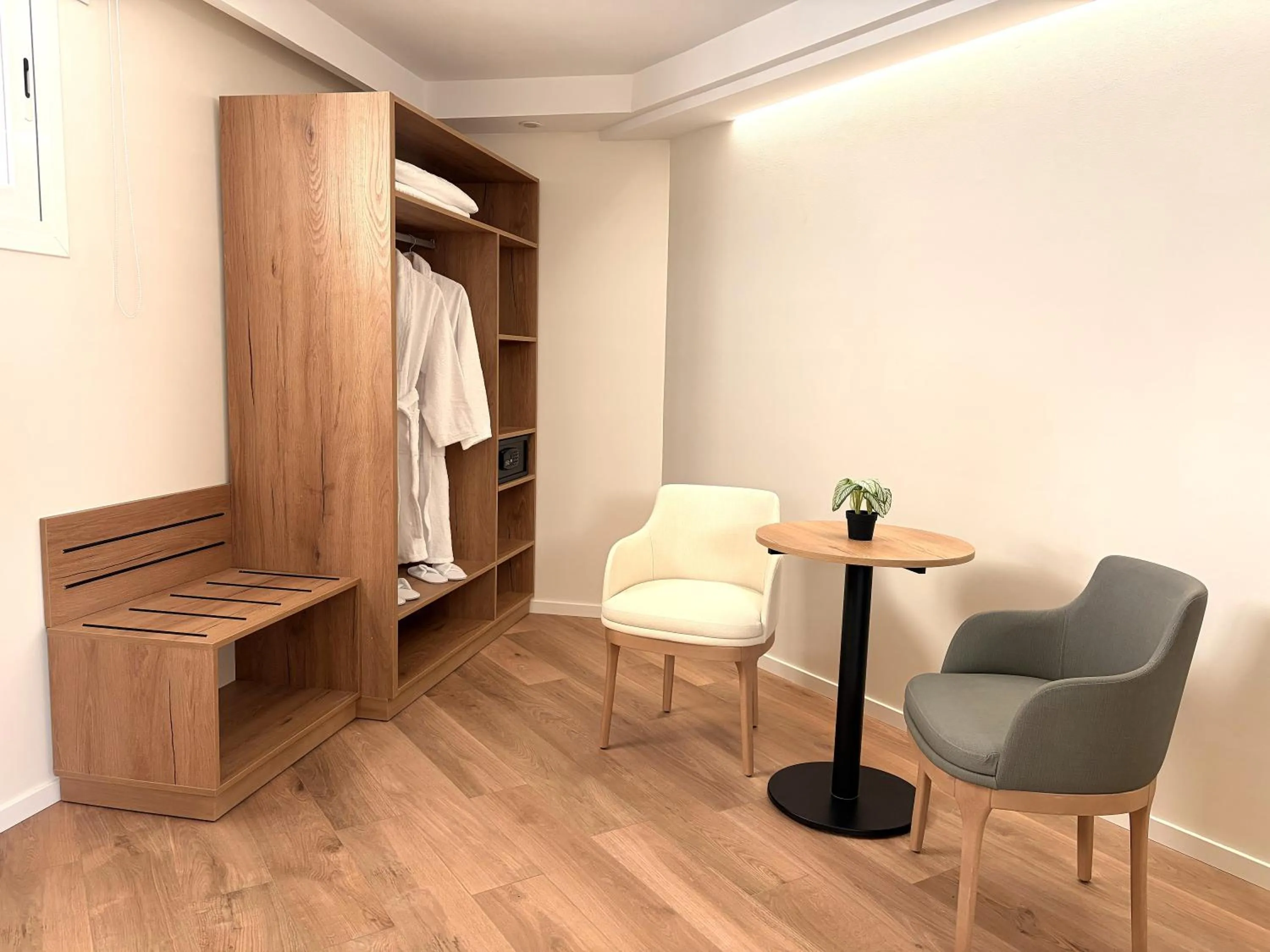 wardrobe in Welikehotel Triton Beach