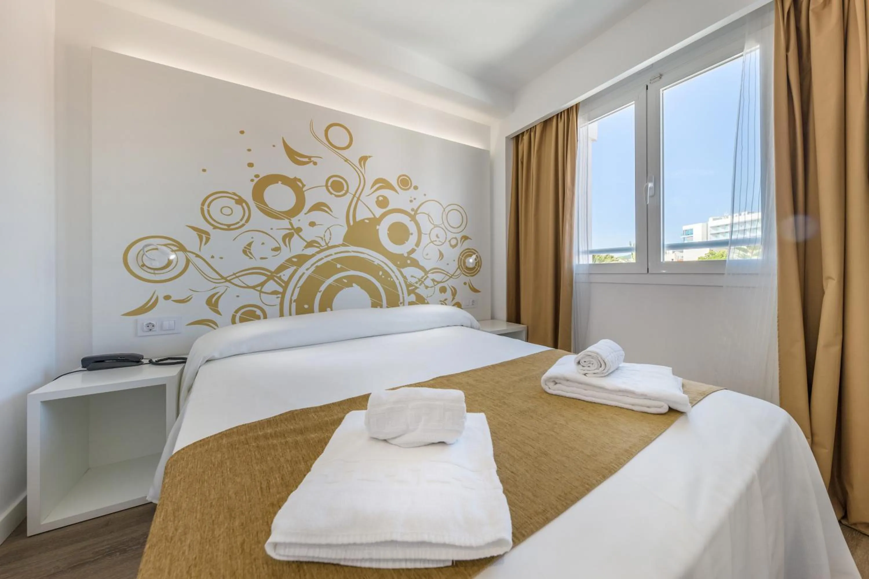 Bed in Welikehotel Triton Beach