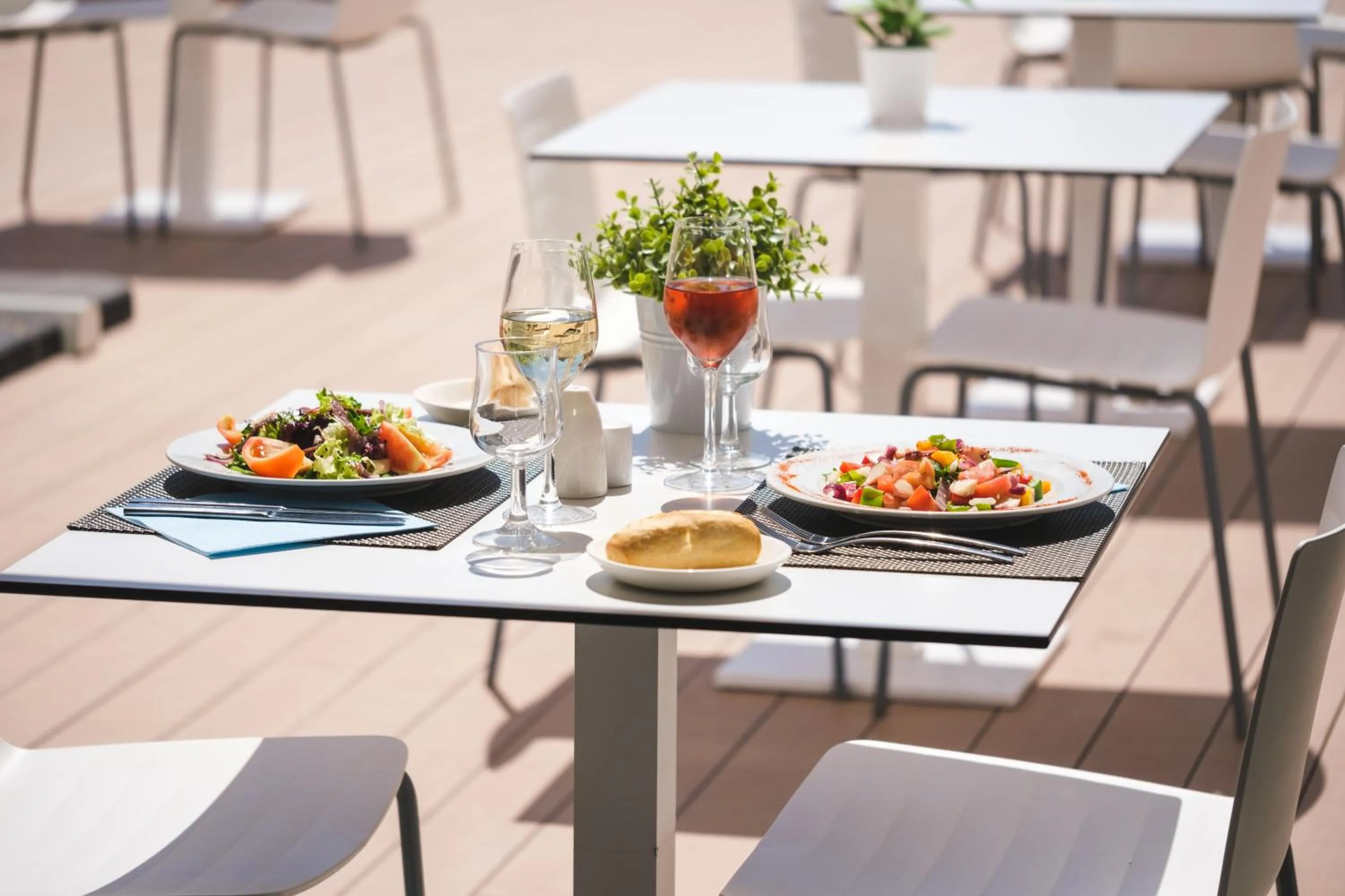 Restaurant/places to eat in Welikehotel Triton Beach