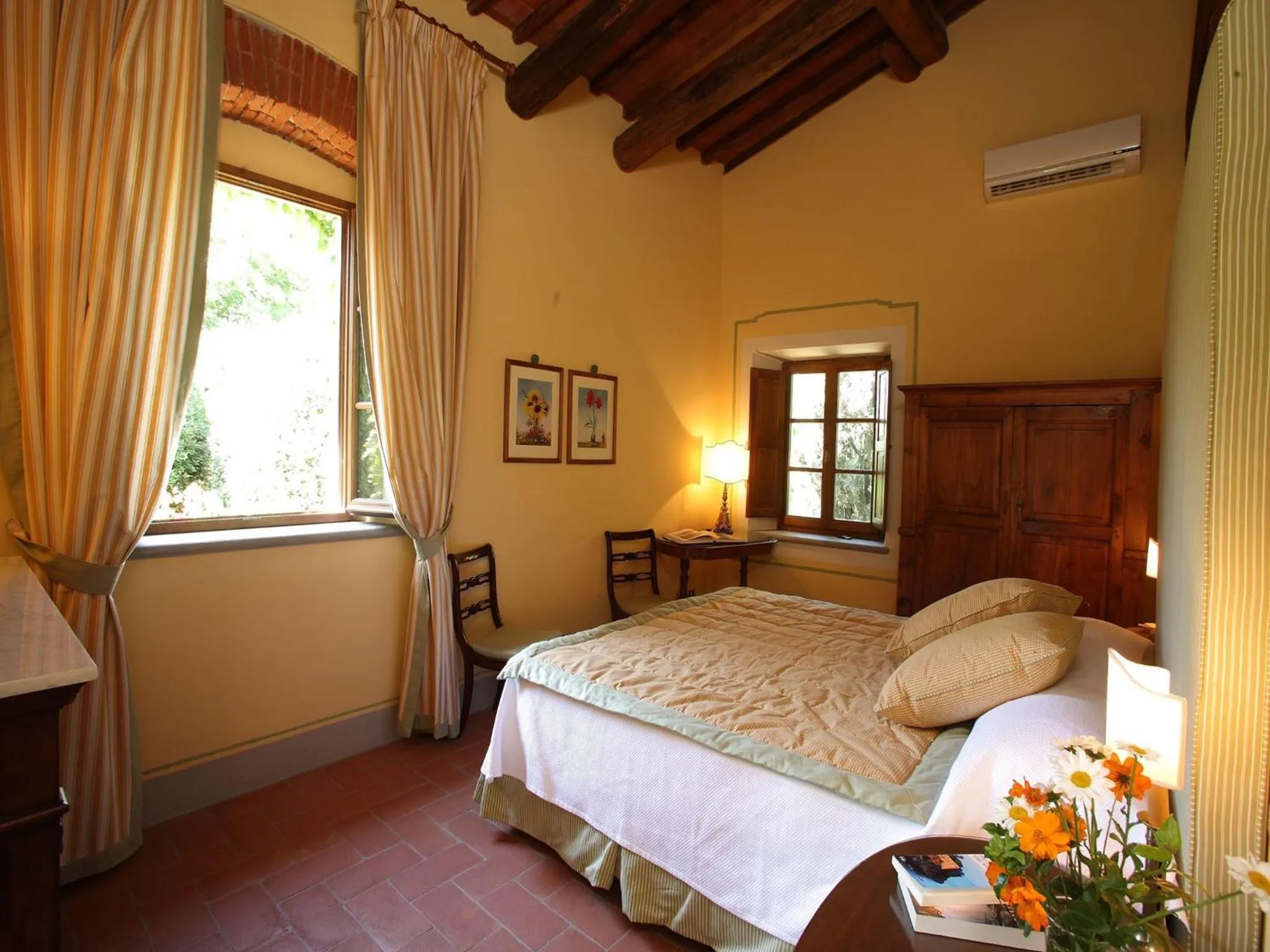 Bed in Villa Le Barone