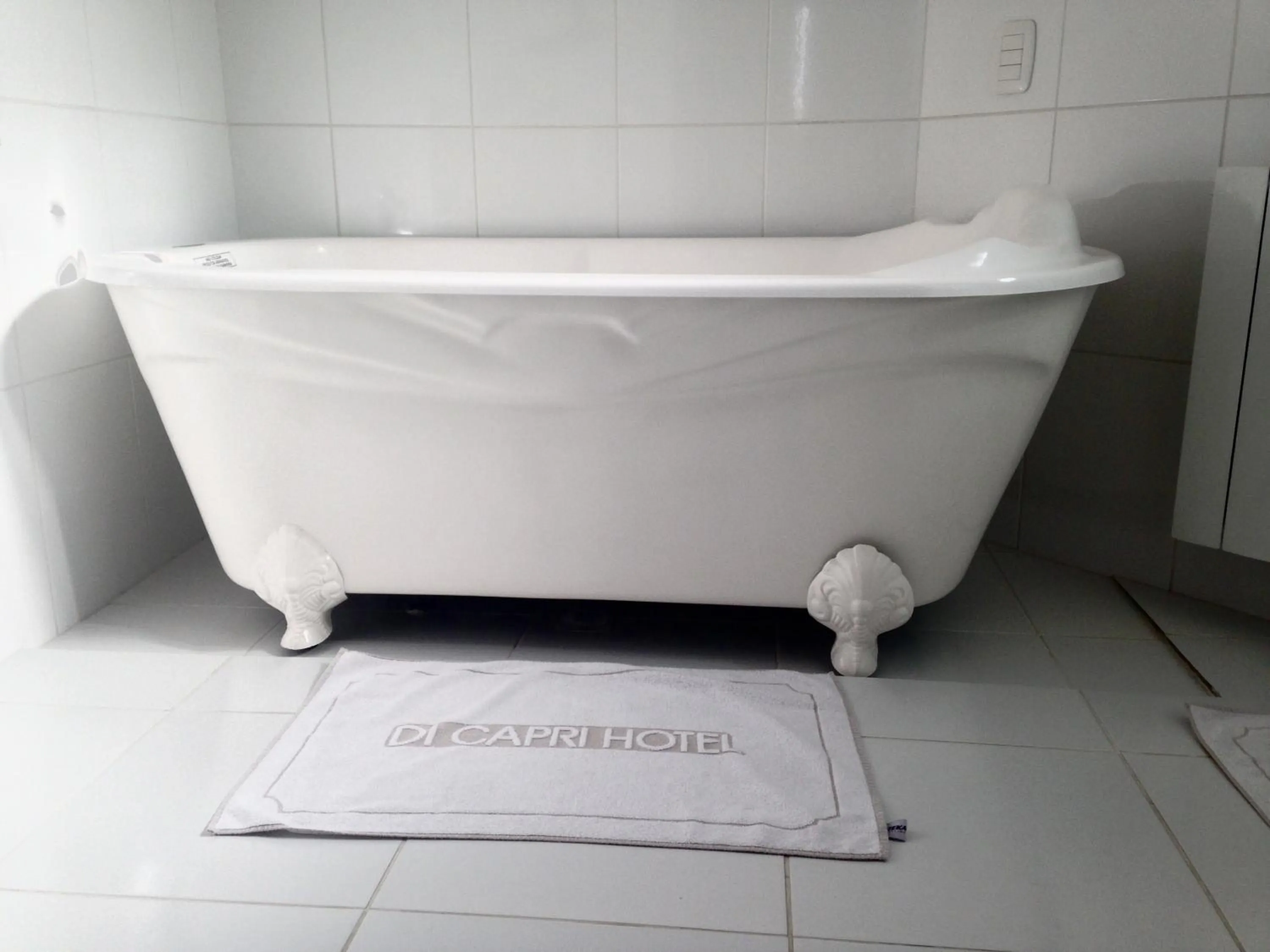 Bathroom in Di Capri Hotel