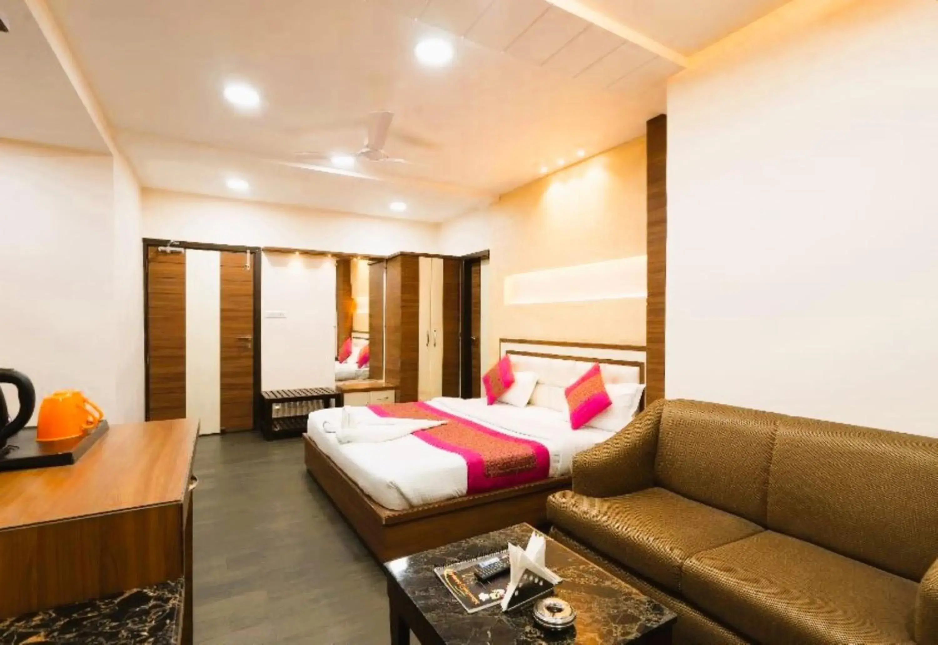 Superior King Room in Hotel Manas Continental Gorakhpur Superior King Room in Hotel Manas Continental Gorakhpur