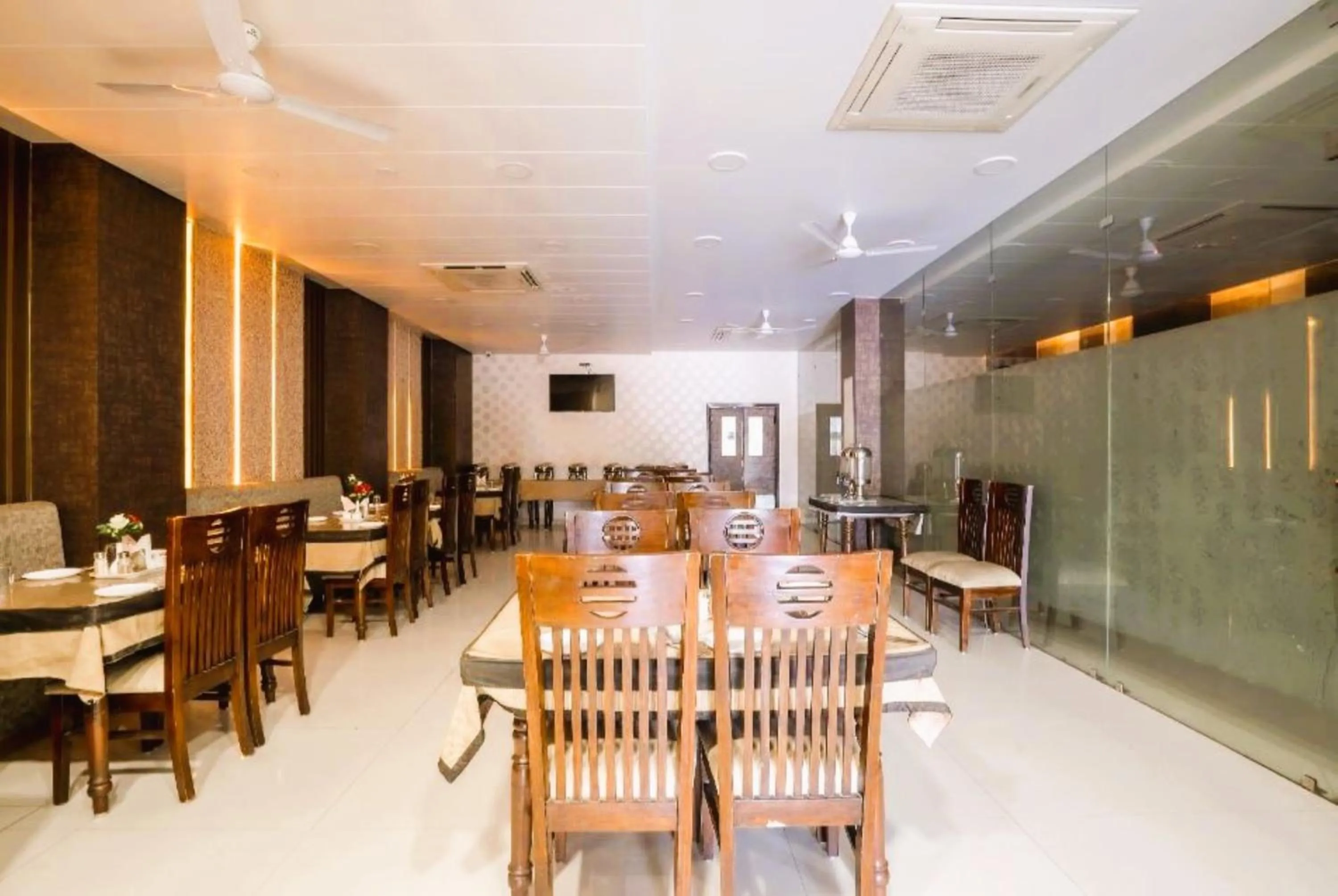 Restaurant/places to eat in Hotel Manas Continental Gorakhpur