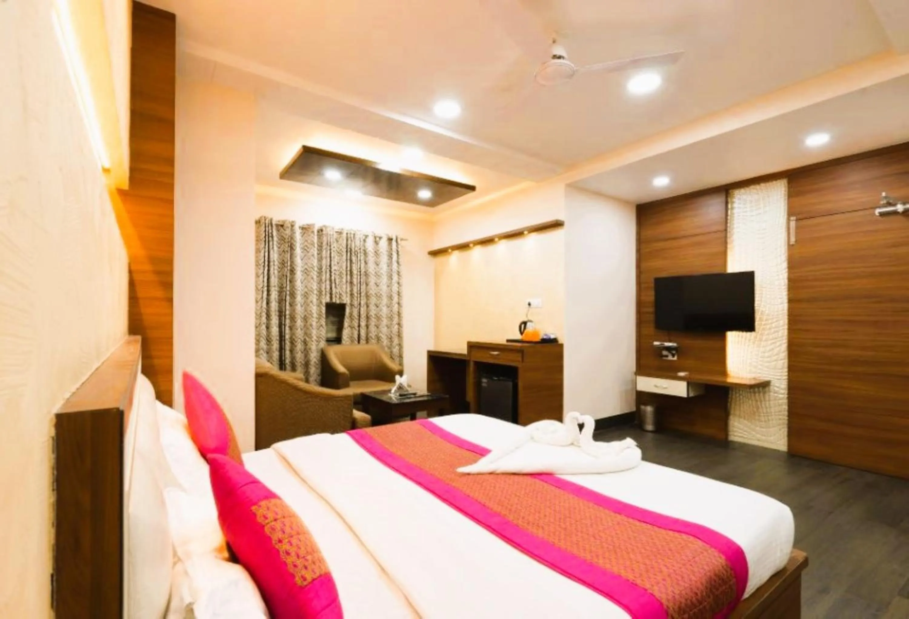 Bedroom, Bed in Hotel Manas Continental Gorakhpur