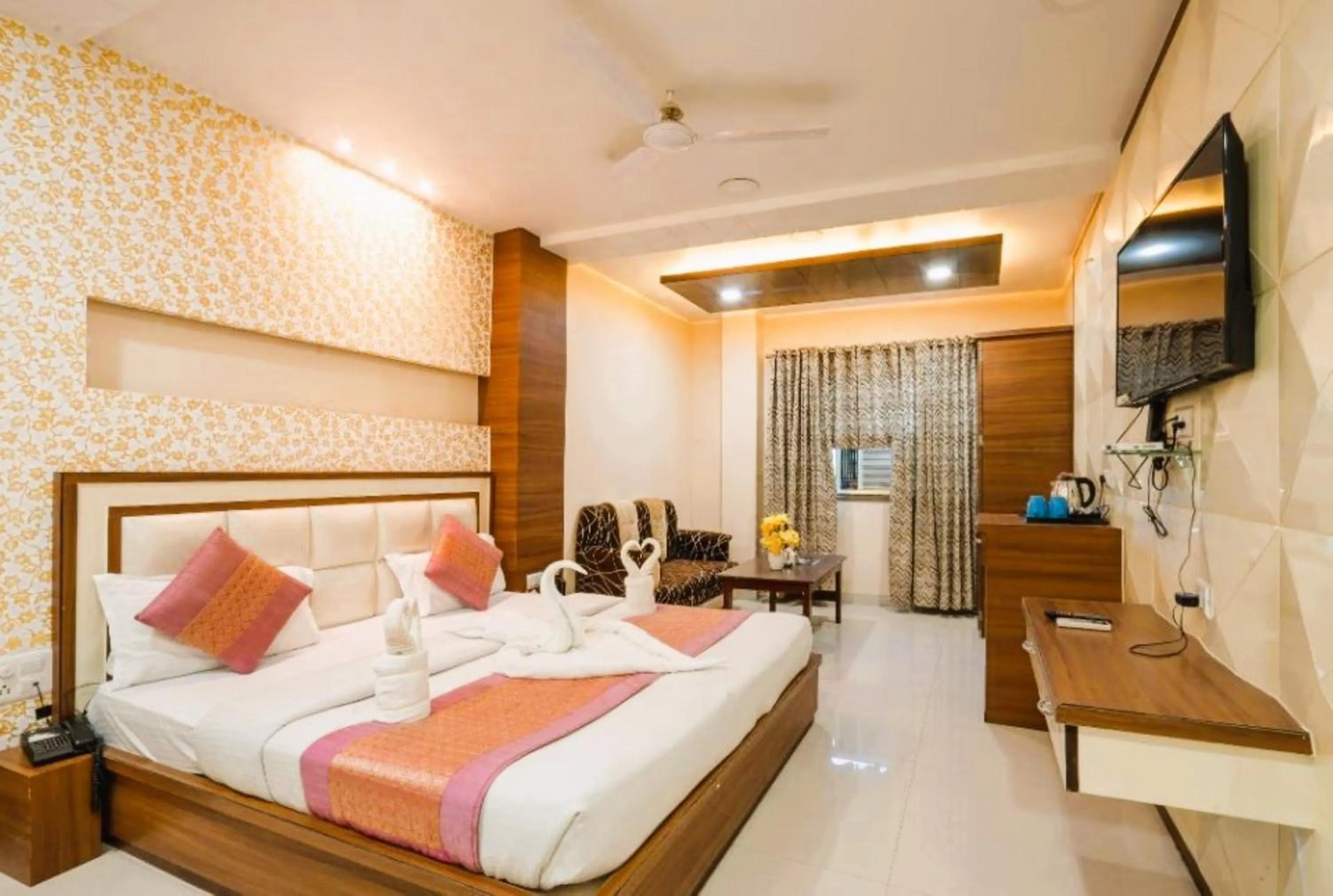 Seating area, Bed in Hotel Manas Continental Gorakhpur
