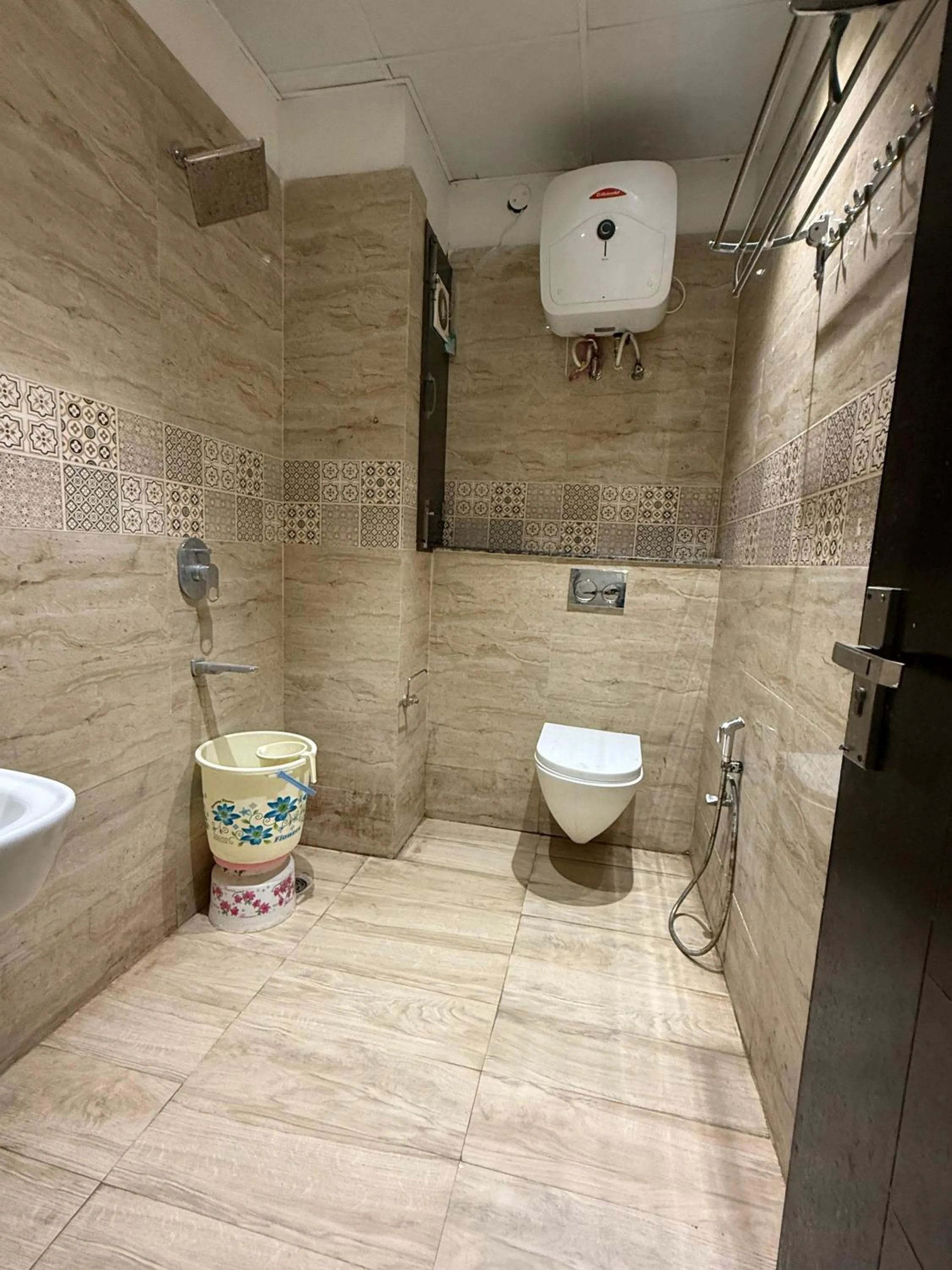 Shower in Hotel Lycoris