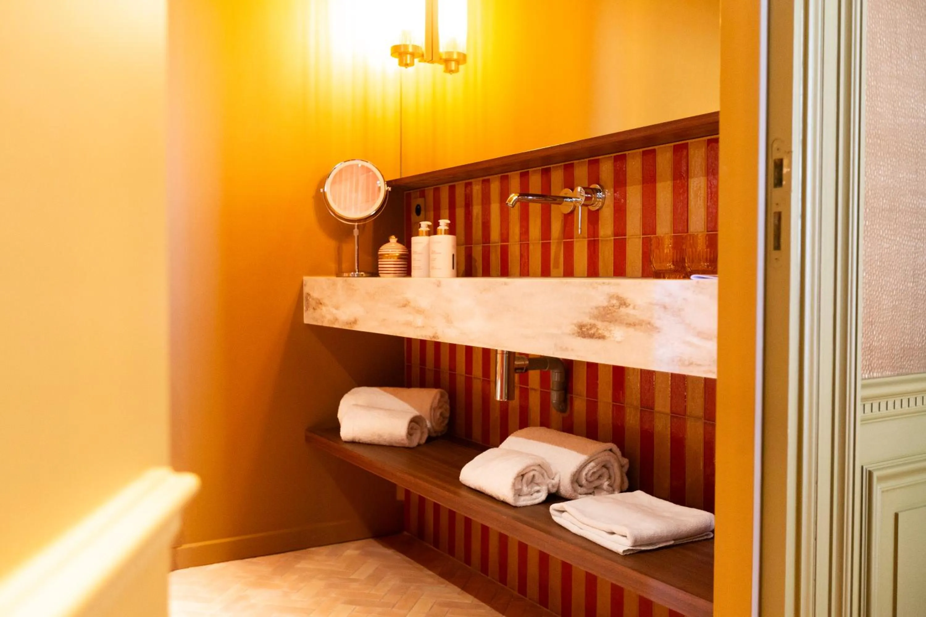 Bathroom, Bed in Hôtel La Particulière