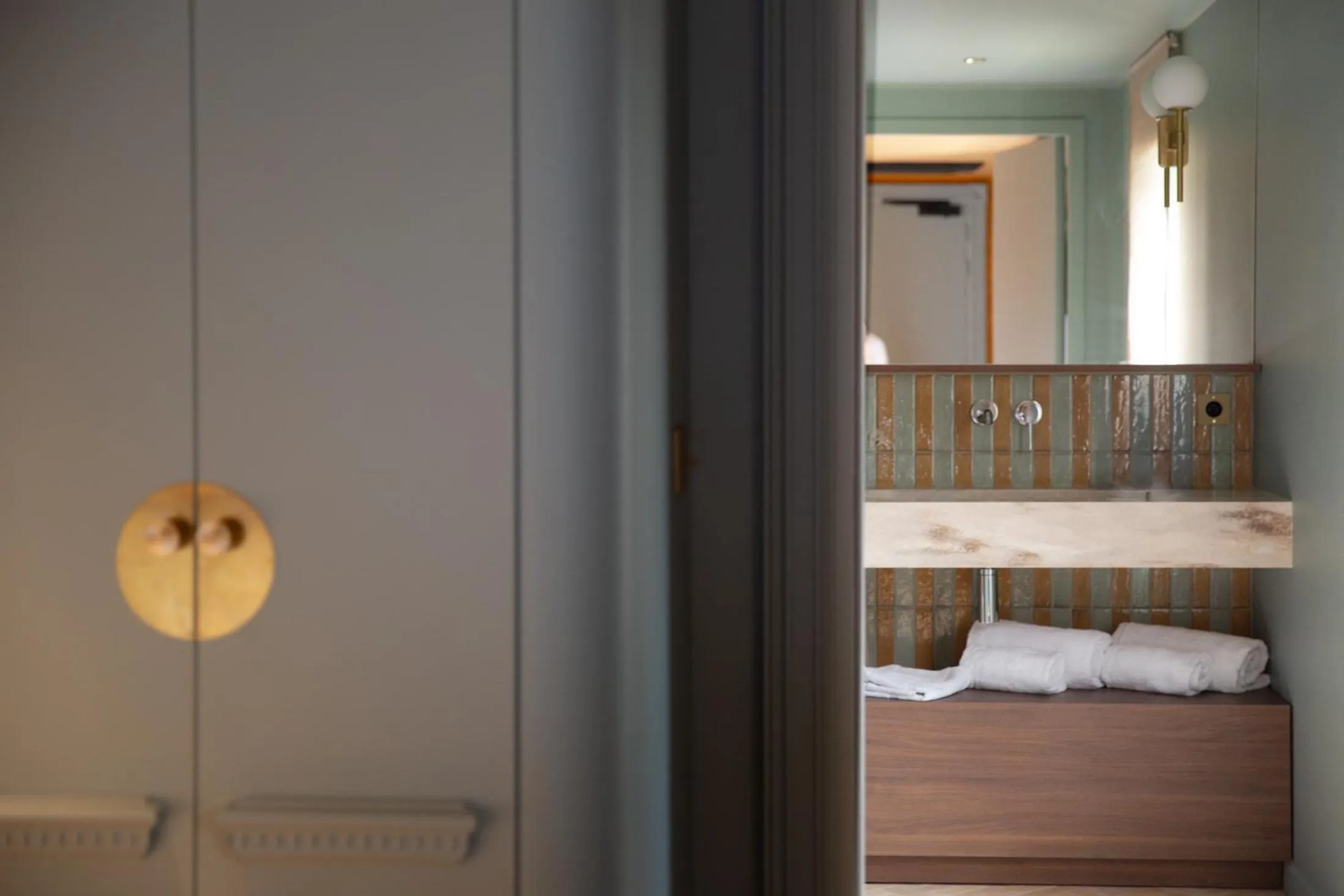 Bathroom, Bed in Hôtel La Particulière