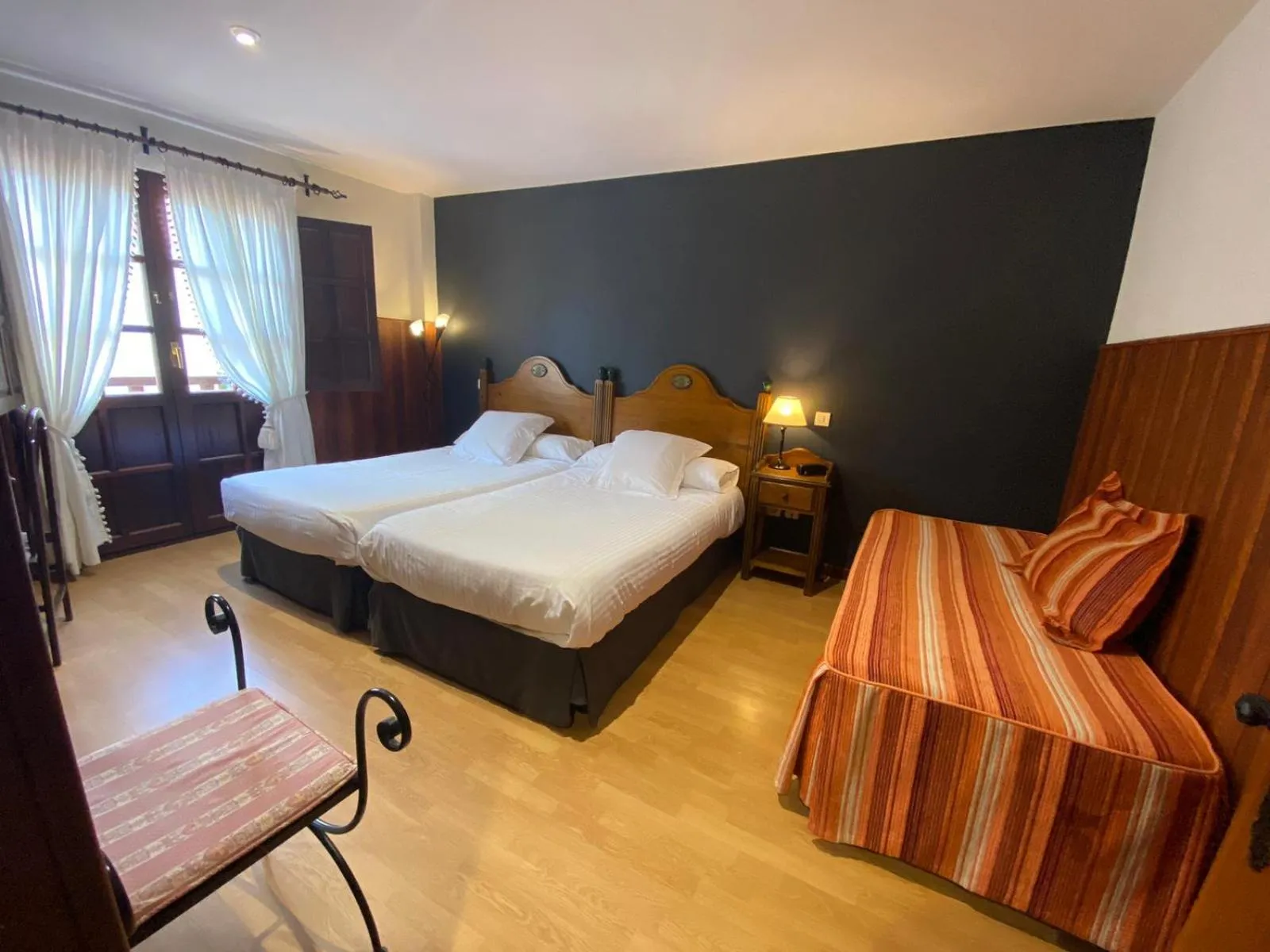 Photo of the whole room, Bed in El Tejo de Comillas